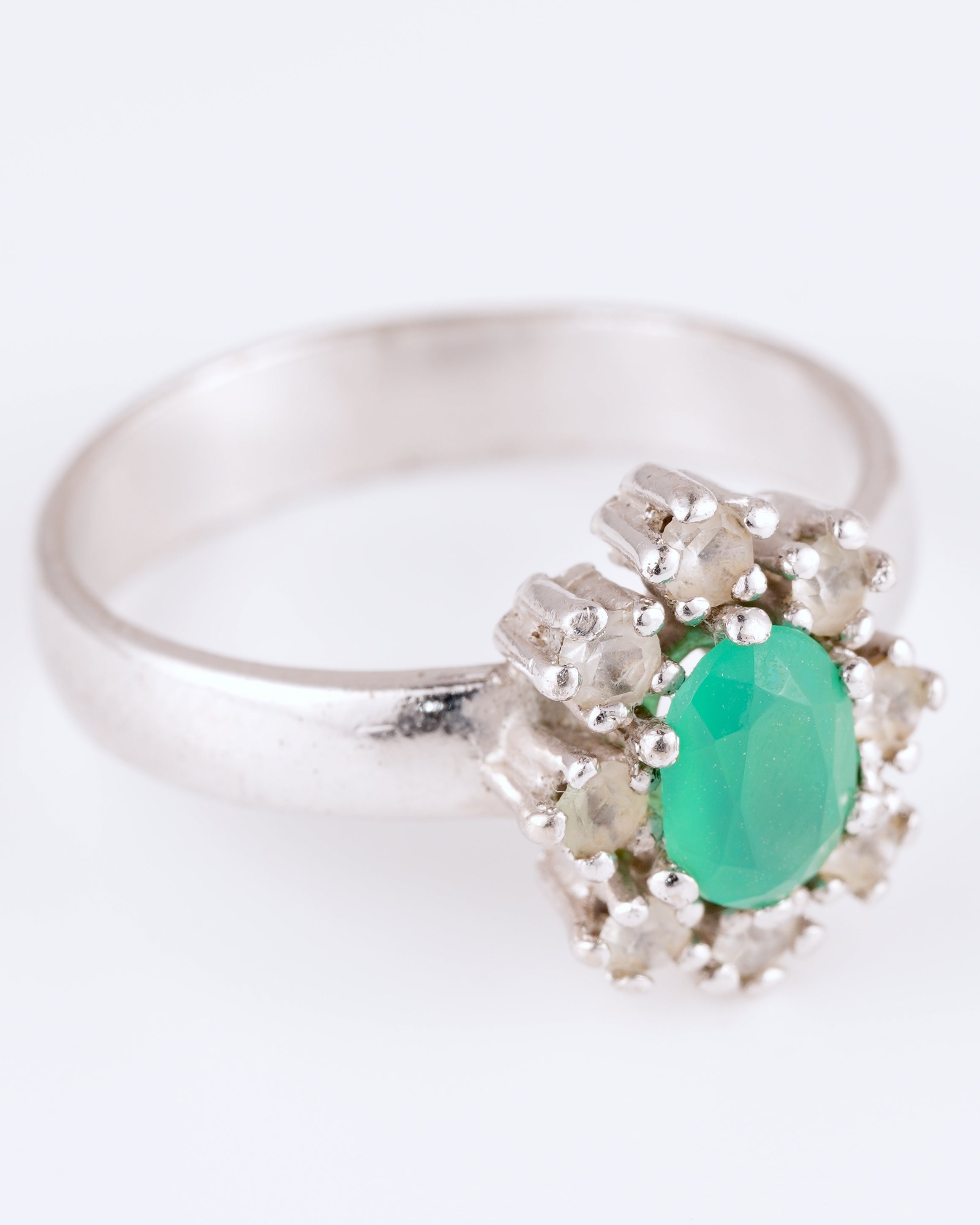 Classique Bague avec Pierre Vert Pastel et Halo Scintillant