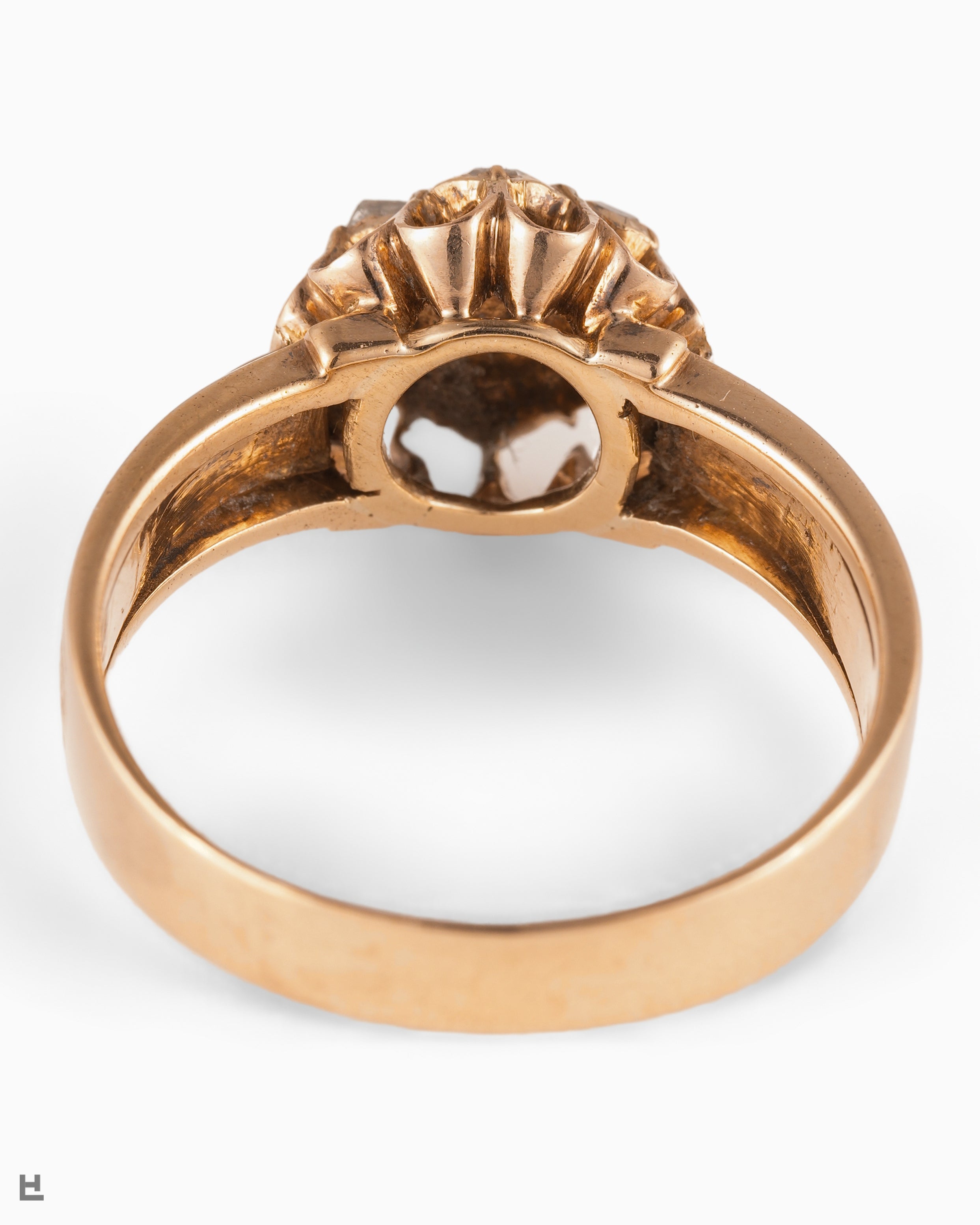 Exquisiter und musealer historischer Ring im floralen und antiken Design