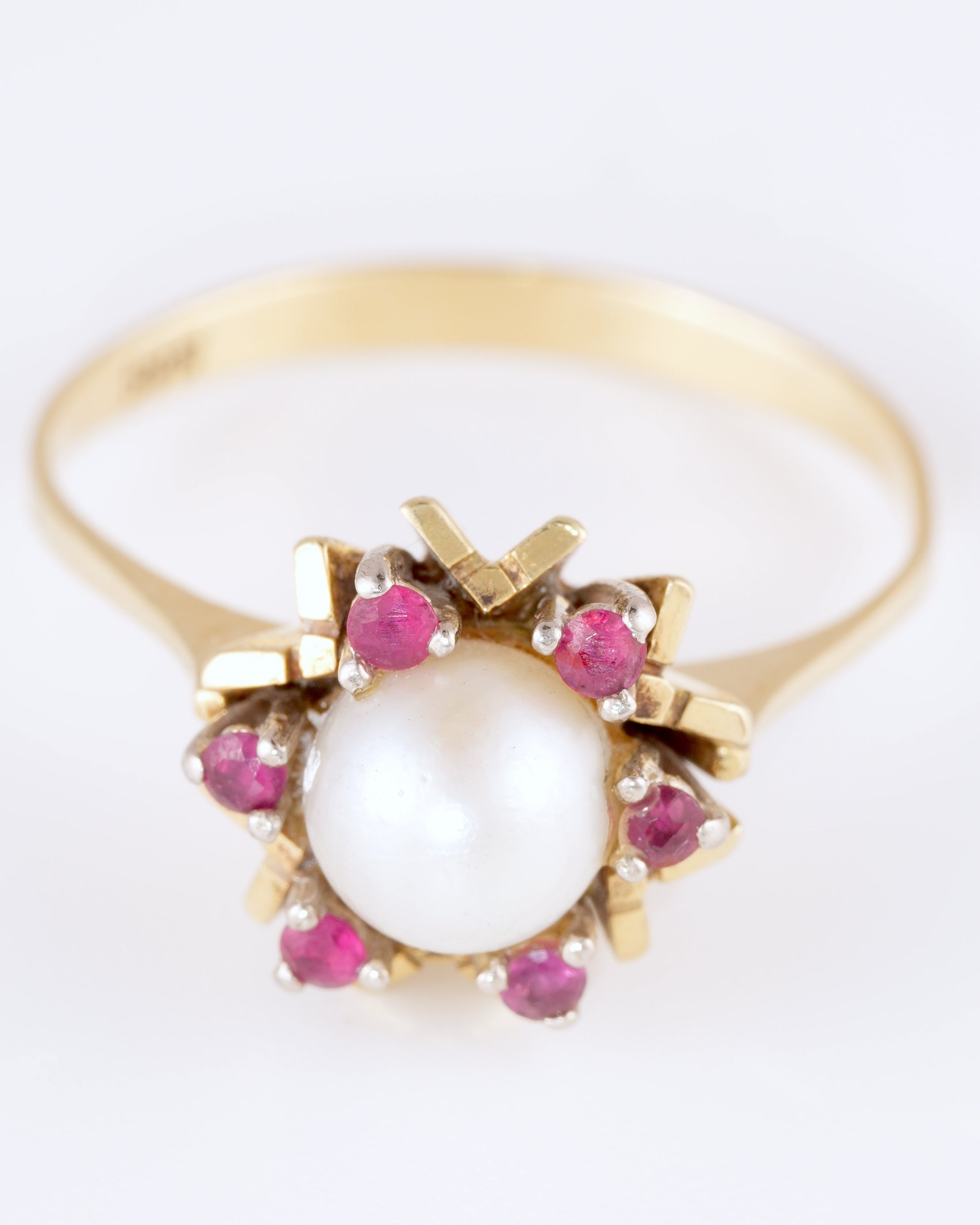Classique Bague avec Perle Authentique et Rubis Éclatants