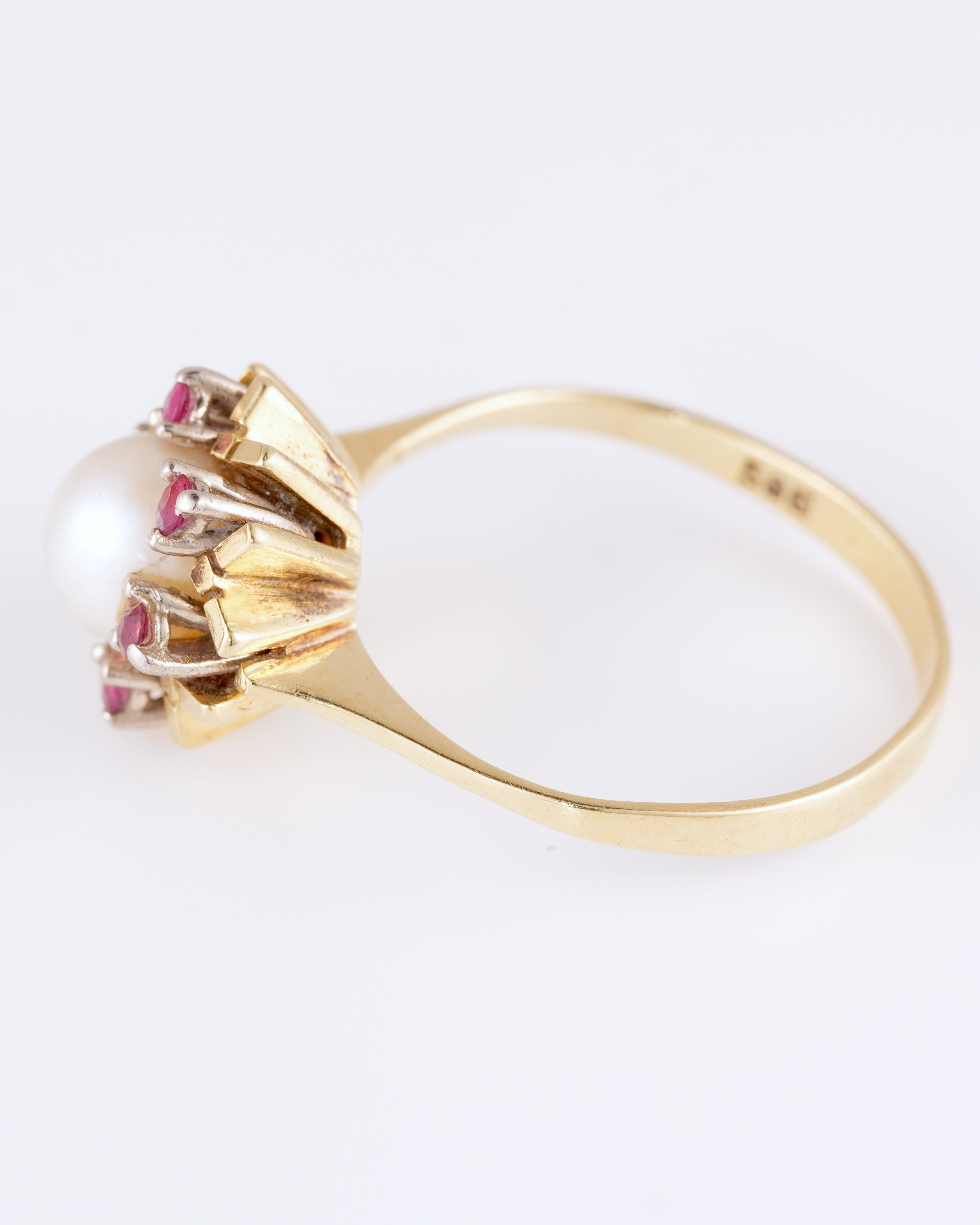 Klassischer Ring mit echter Perle und leuchtenden Rubinen