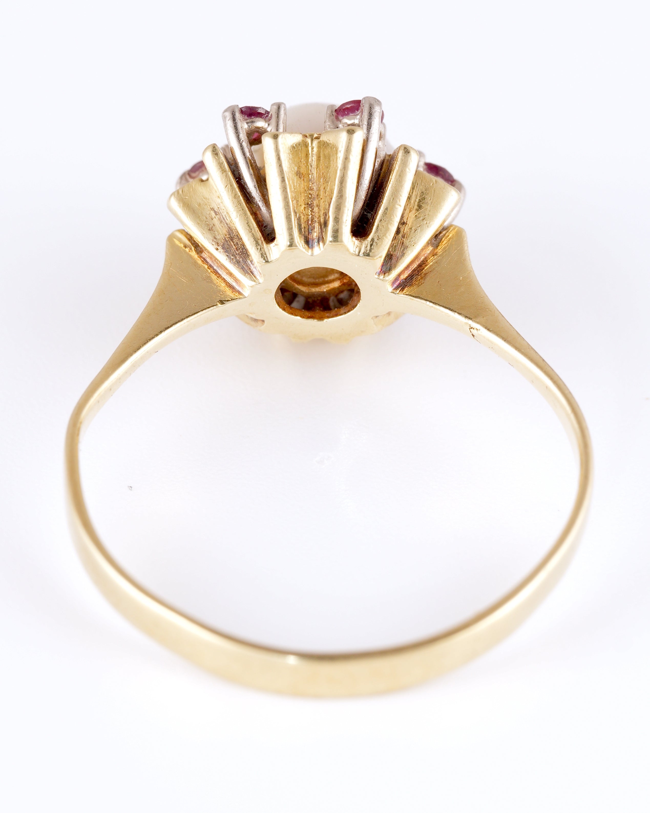 Klassischer Ring mit echter Perle und leuchtenden Rubinen