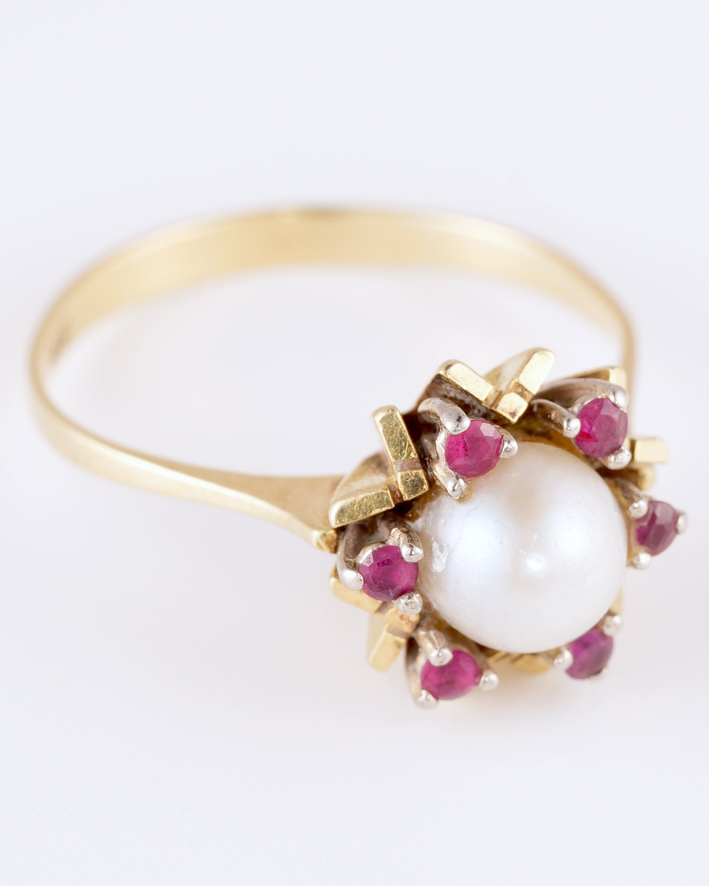 Klassischer Ring mit echter Perle und leuchtenden Rubinen