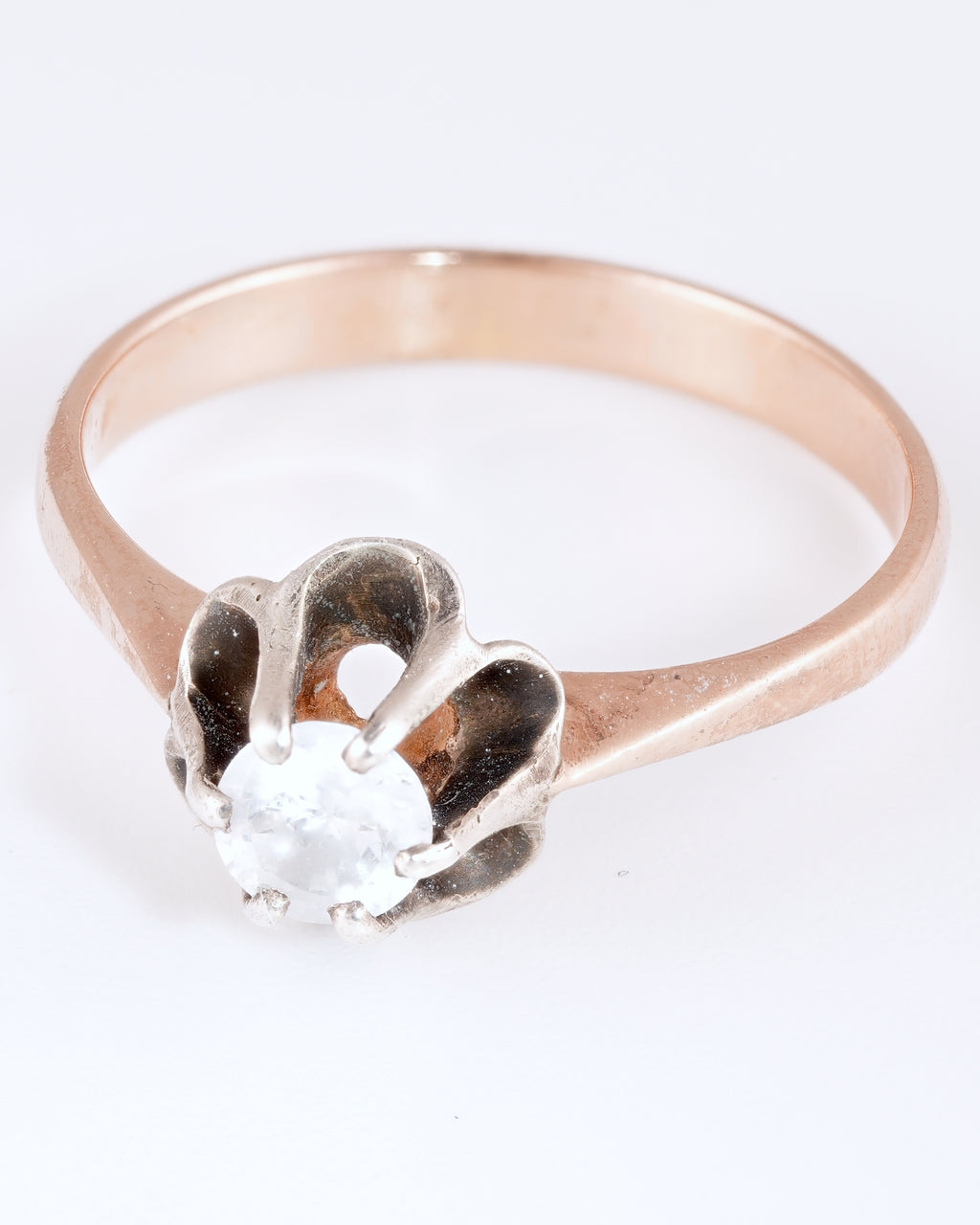 Zeitlos eleganter Solitär-Ring aus sowjetischem Roségold mit strahlendem Zentrum
