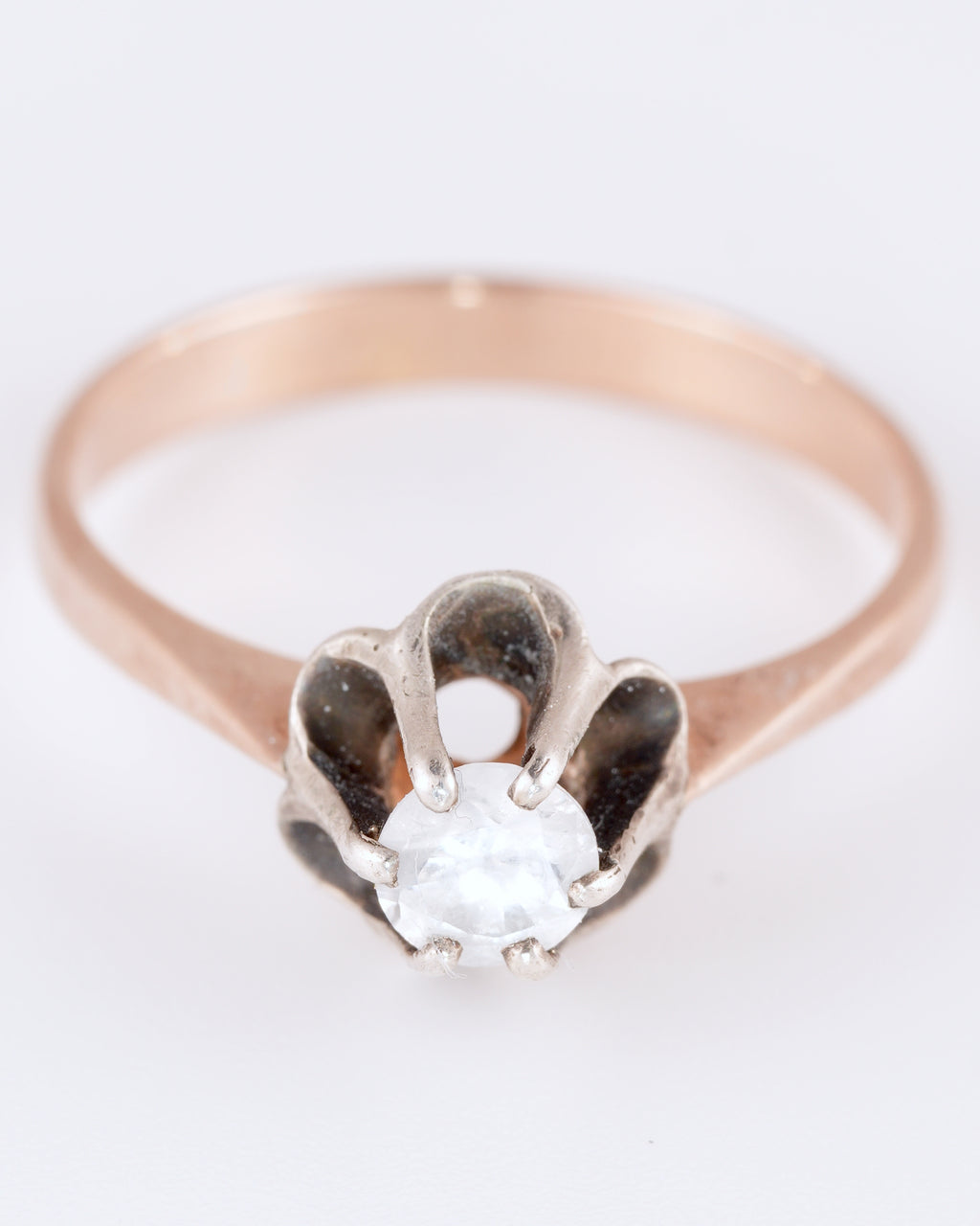 Zeitlos eleganter Solitär-Ring aus sowjetischem Roségold mit strahlendem Zentrum