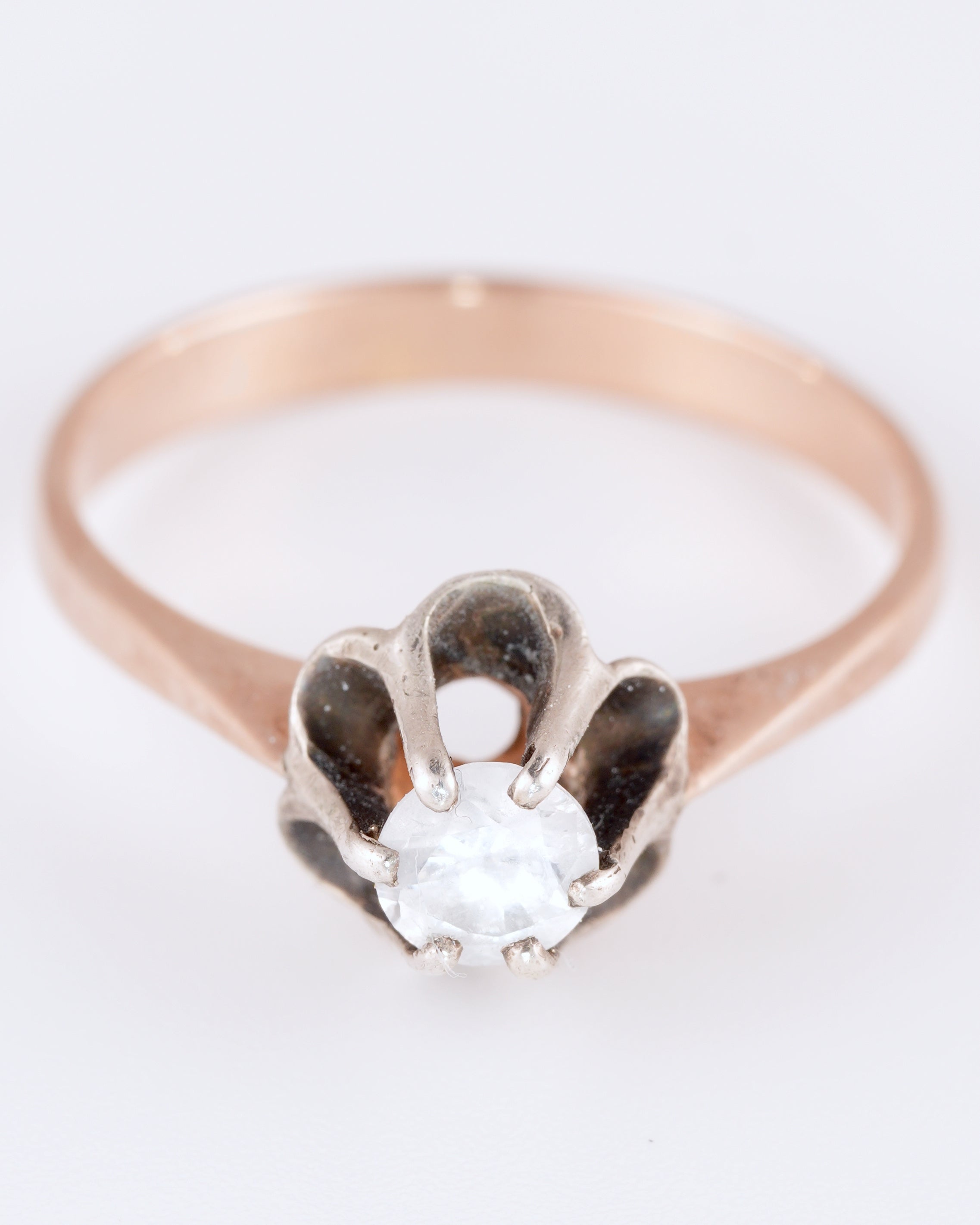 Zeitlos eleganter Solitär-Ring aus sowjetischem Roségold mit strahlendem Zentrum