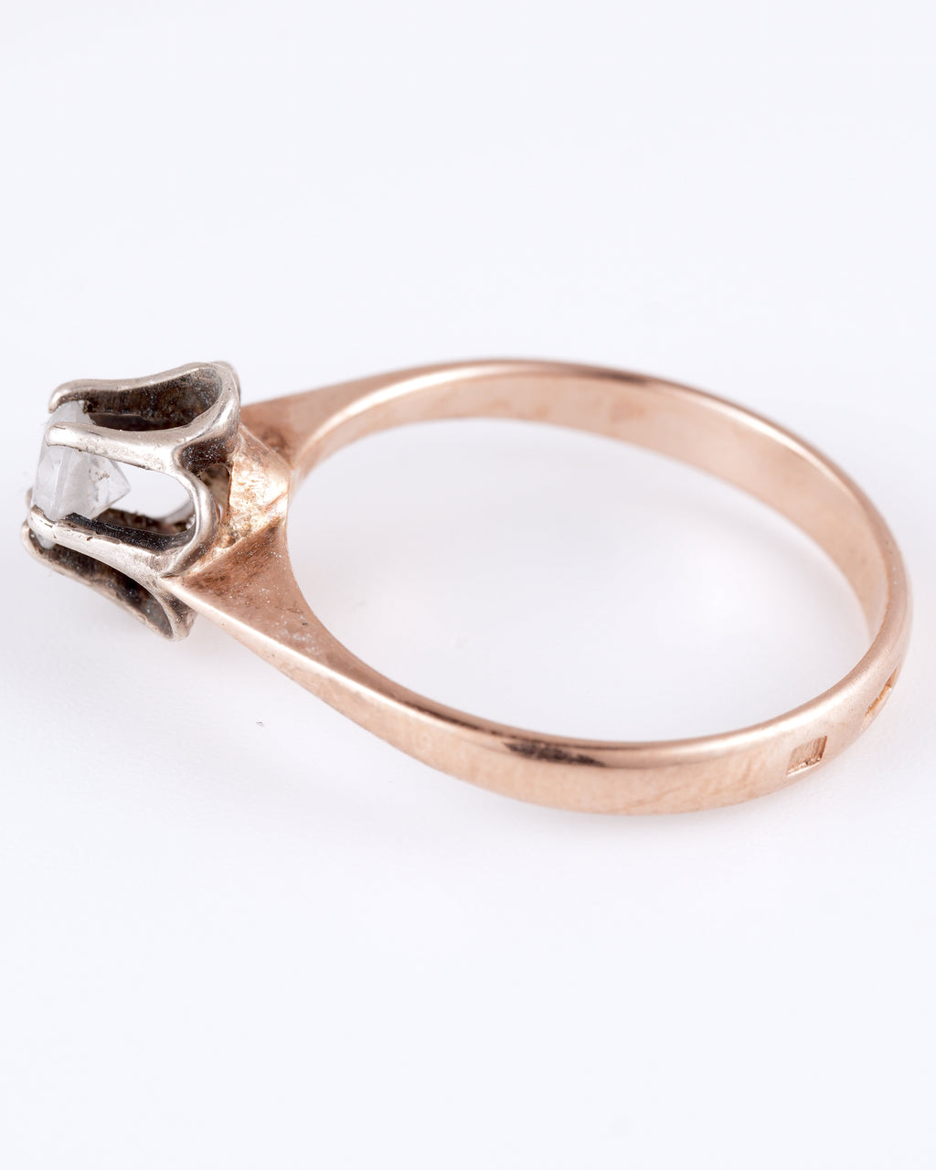 Zeitlos eleganter Solitär-Ring aus sowjetischem Roségold mit strahlendem Zentrum