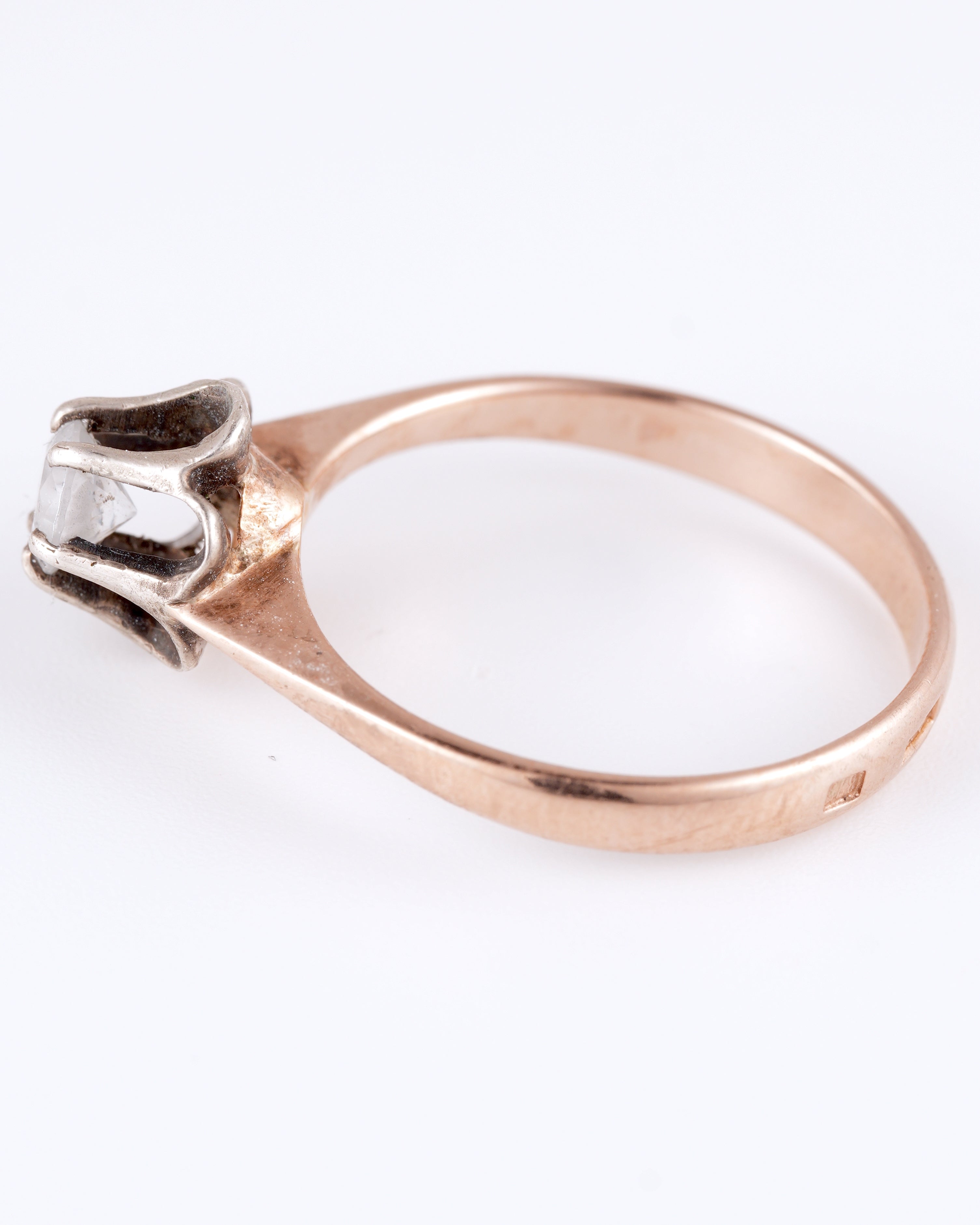 Zeitlos eleganter Solitär-Ring aus sowjetischem Roségold mit strahlendem Zentrum
