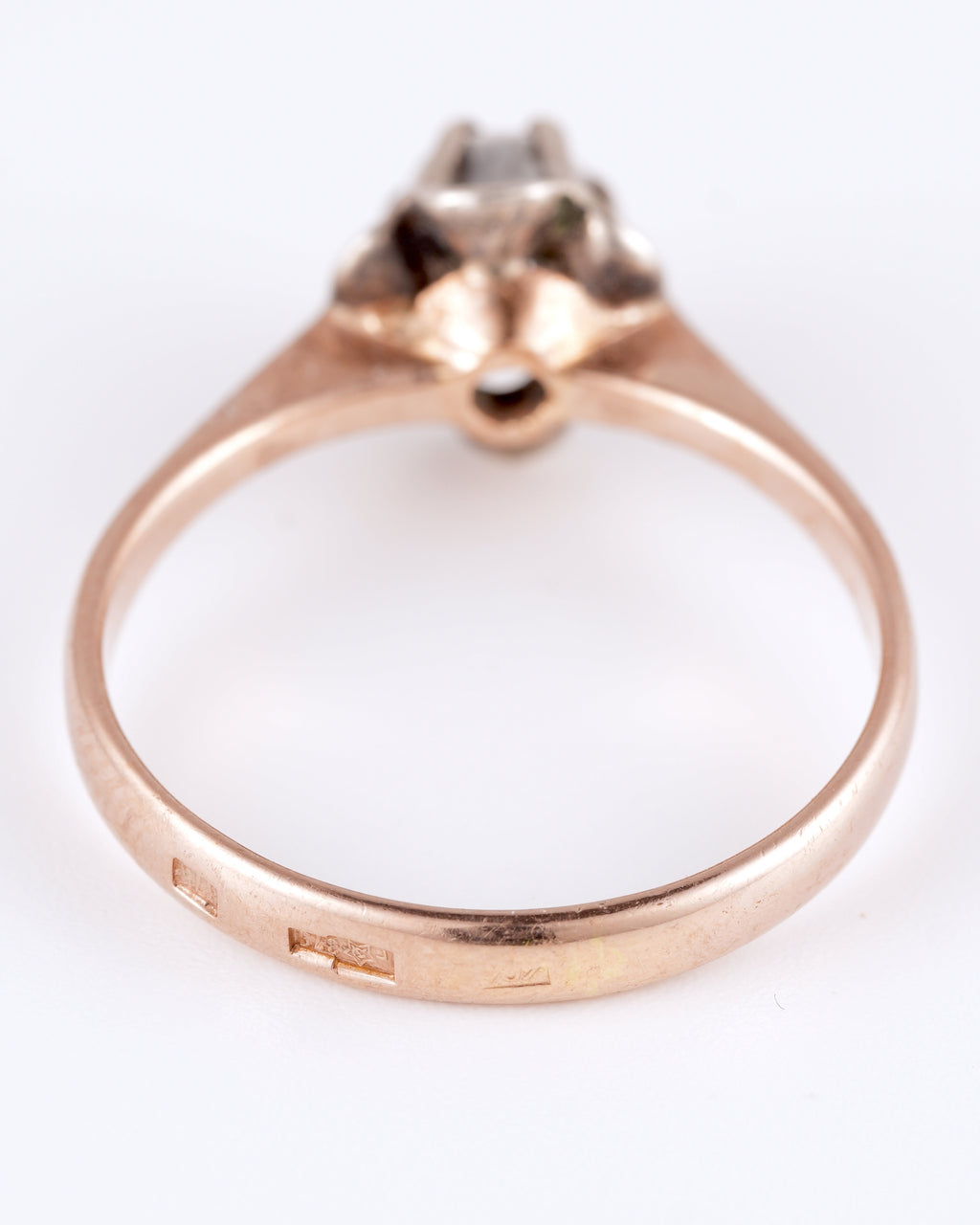Zeitlos eleganter Solitär-Ring aus sowjetischem Roségold mit strahlendem Zentrum