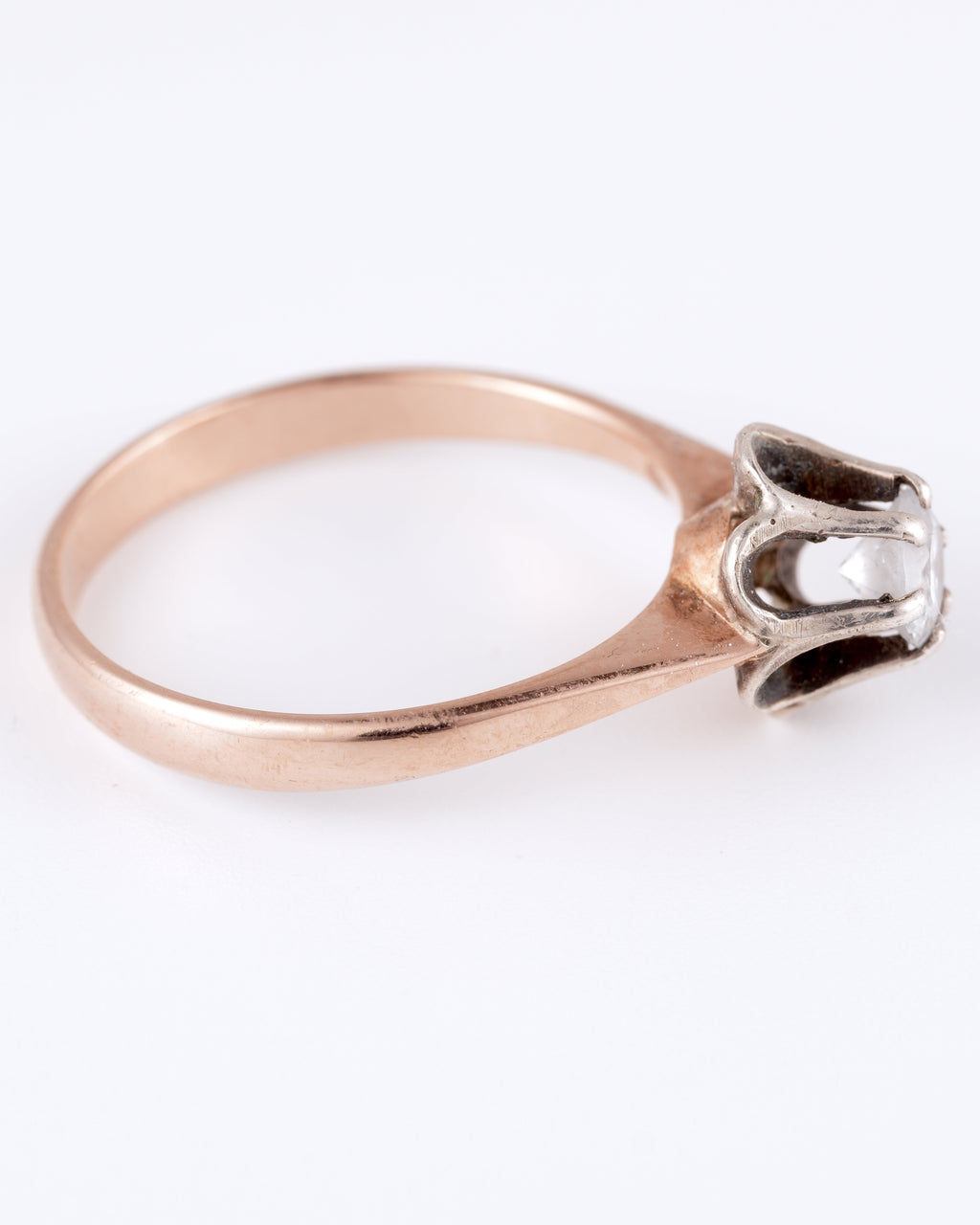 Zeitlos eleganter Solitär-Ring aus sowjetischem Roségold mit strahlendem Zentrum