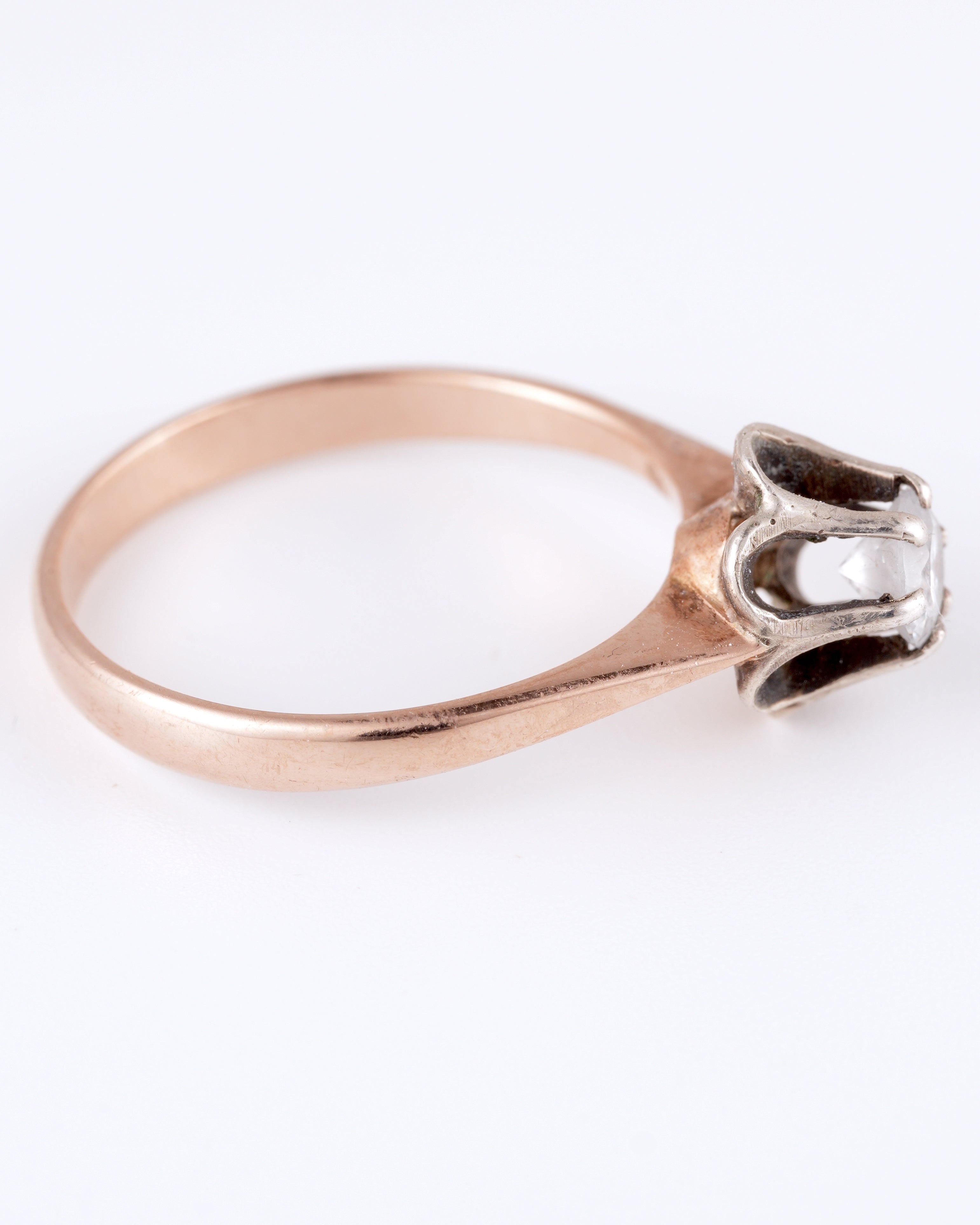 Zeitlos eleganter Solitär-Ring aus sowjetischem Roségold mit strahlendem Zentrum