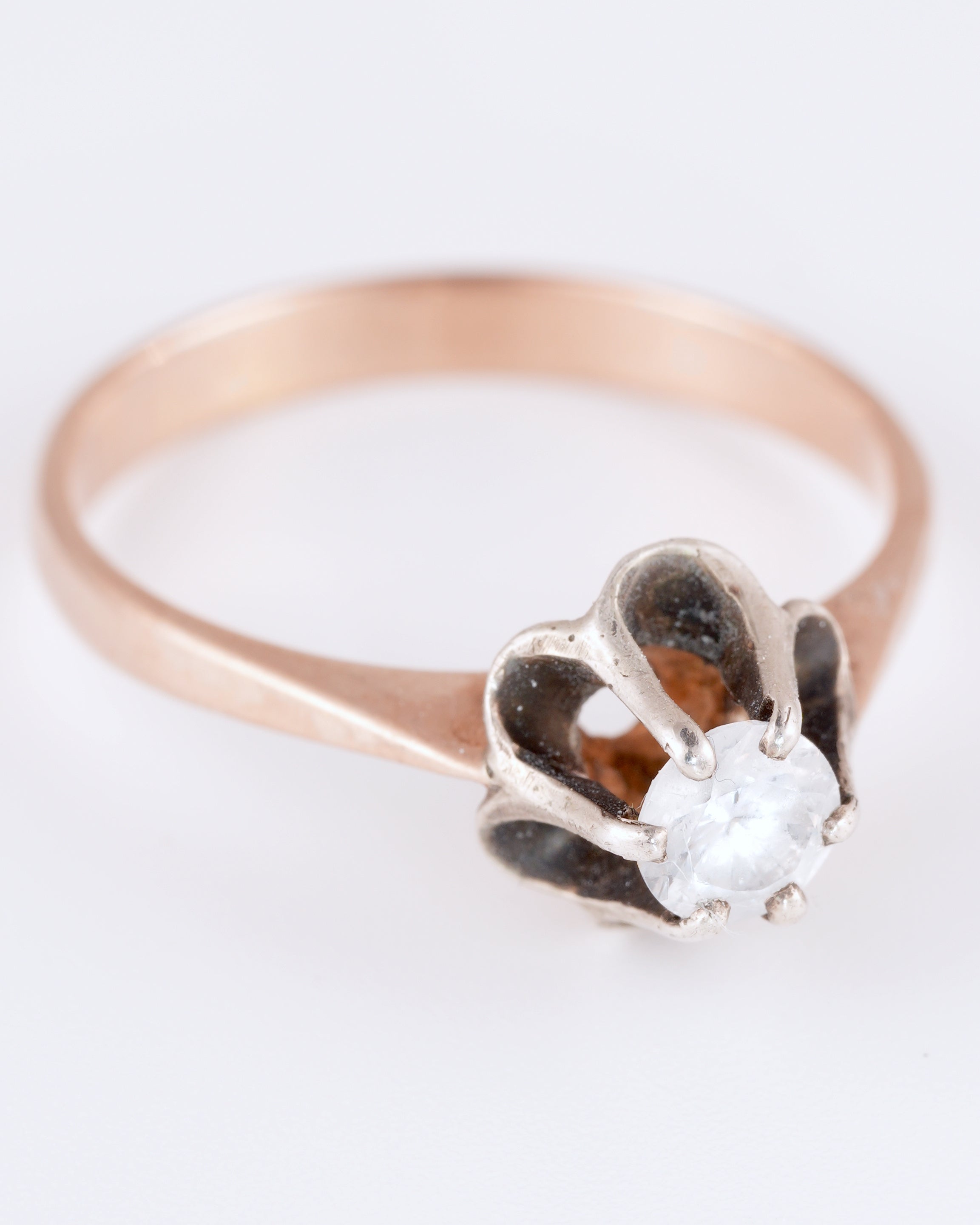 Zeitlos eleganter Solitär-Ring aus sowjetischem Roségold mit strahlendem Zentrum