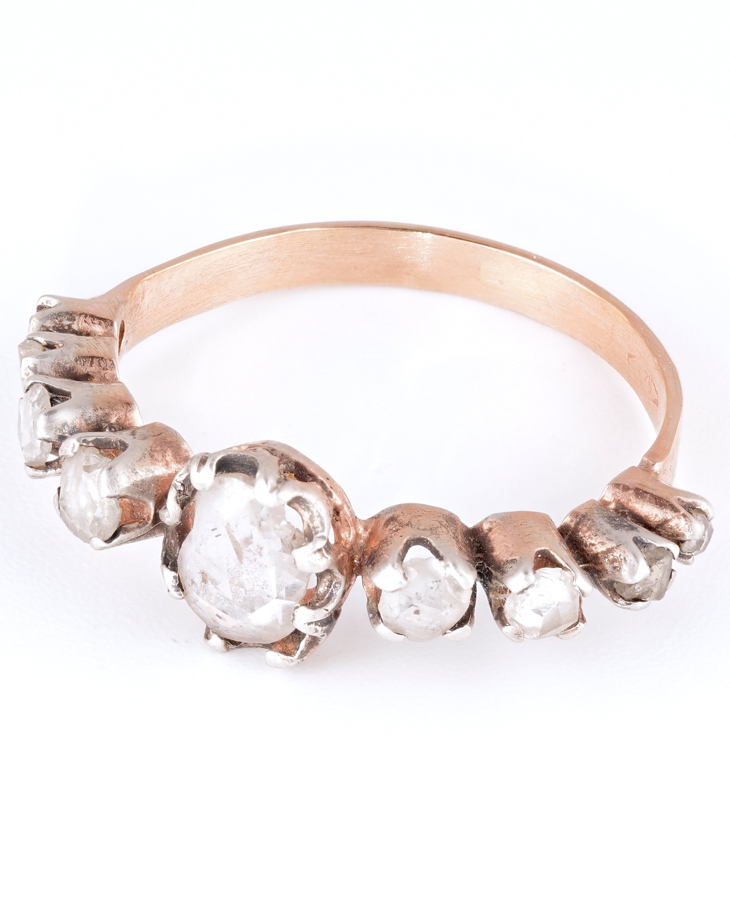 Antiker Diamant-Reihenring in Bicolor-Optik mit historischem Ovalschliff