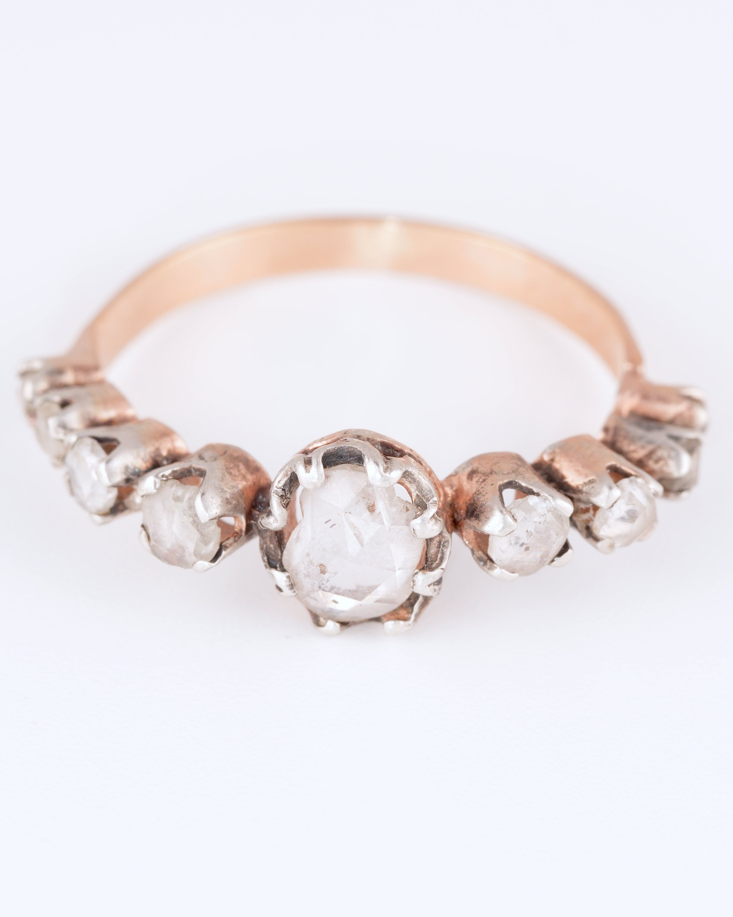 Antiker Diamant-Reihenring in Bicolor-Optik mit historischem Ovalschliff