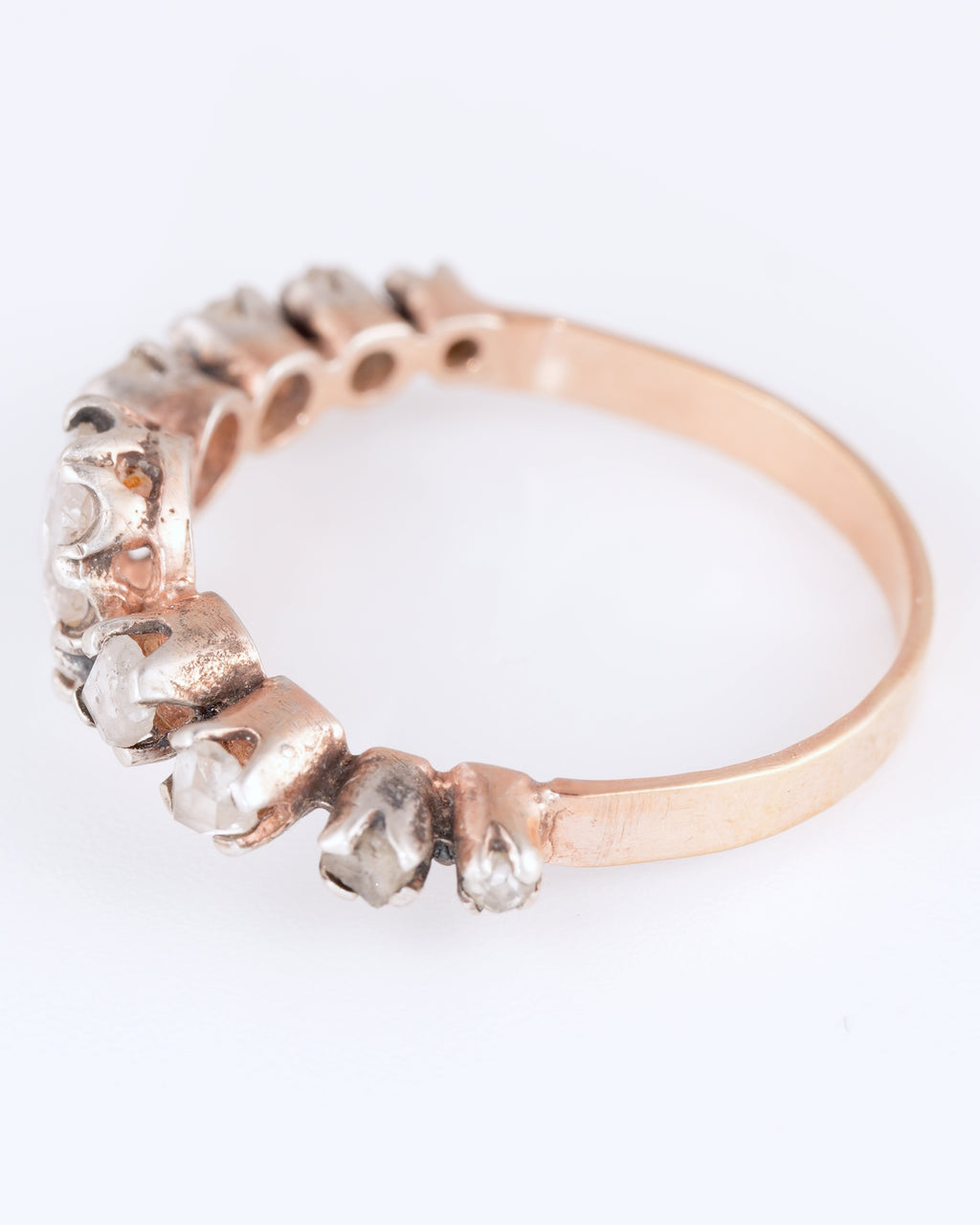 Antiker Diamant-Reihenring in Bicolor-Optik mit historischem Ovalschliff