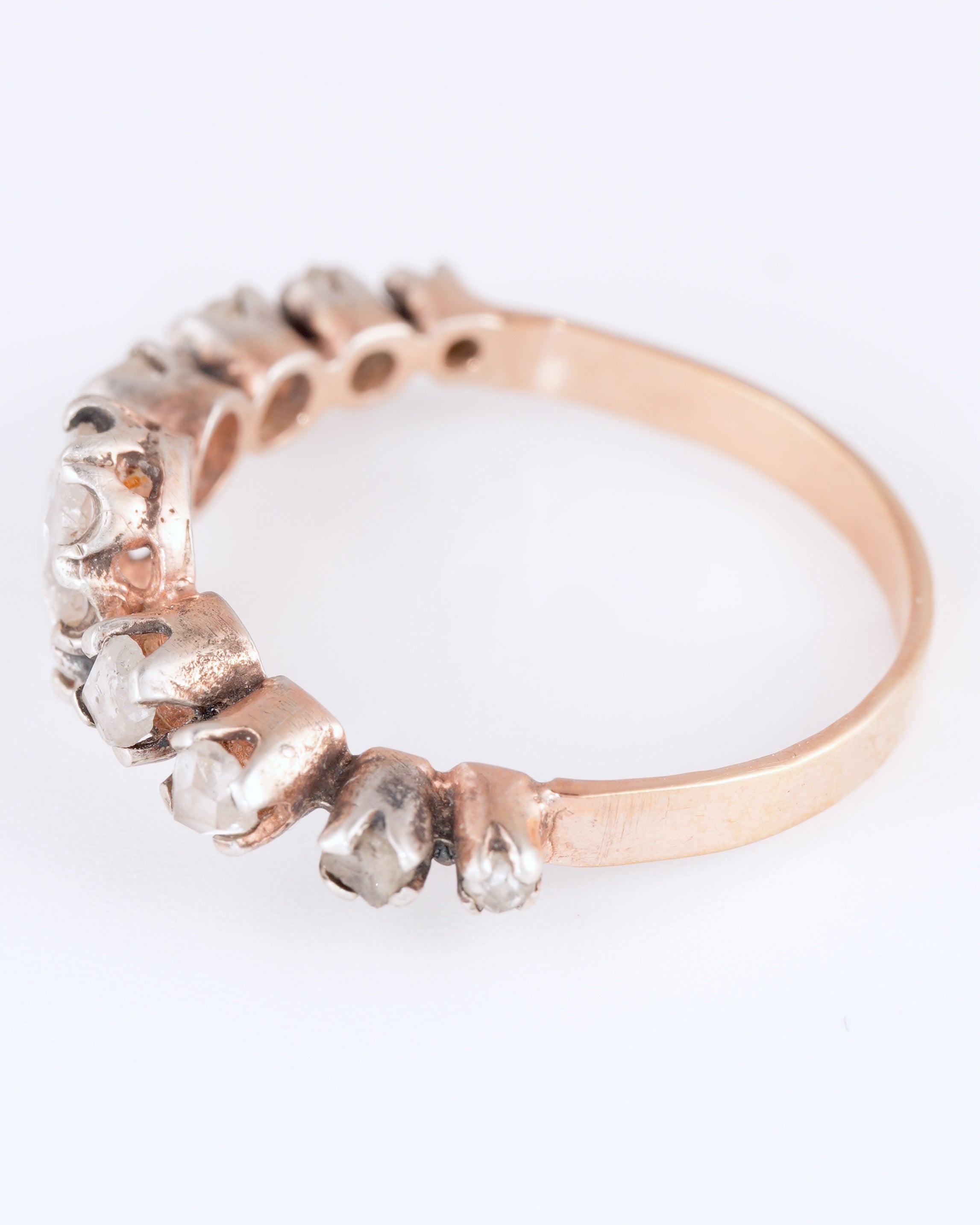 Antiker Diamant-Reihenring in Bicolor-Optik mit historischem Ovalschliff