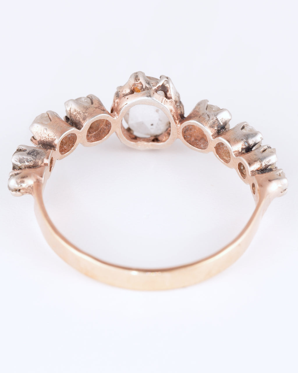 Antiker Diamant-Reihenring in Bicolor-Optik mit historischem Ovalschliff