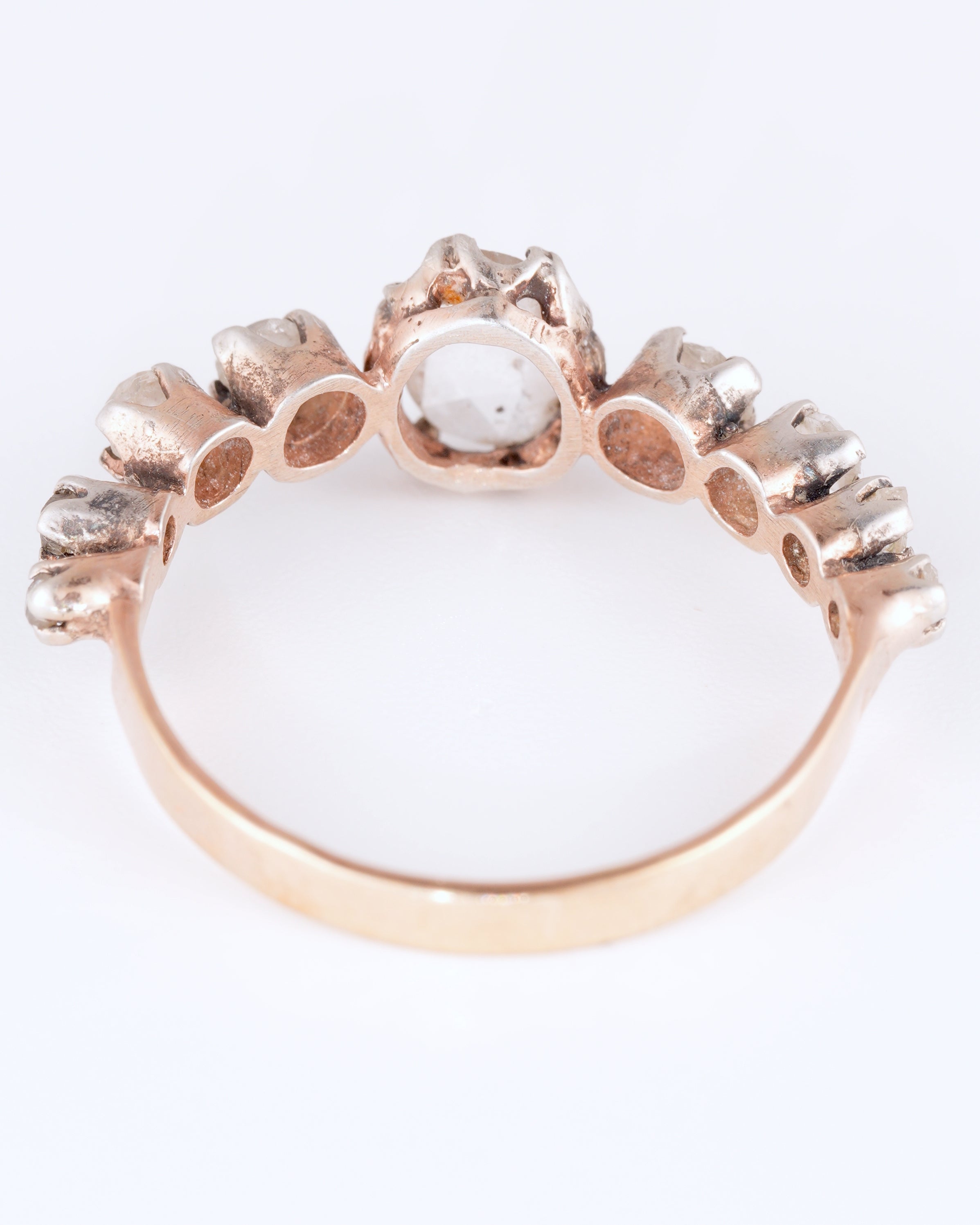 Antiker Diamant-Reihenring in Bicolor-Optik mit historischem Ovalschliff