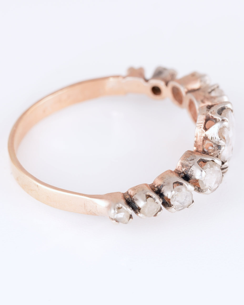 Antiker Diamant-Reihenring in Bicolor-Optik mit historischem Ovalschliff