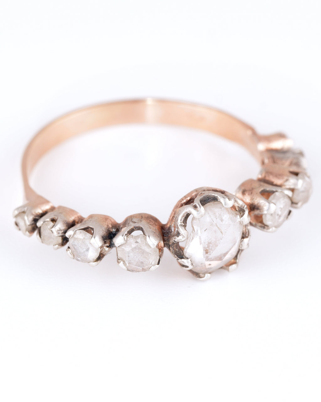 Antiker Diamant-Reihenring in Bicolor-Optik mit historischem Ovalschliff
