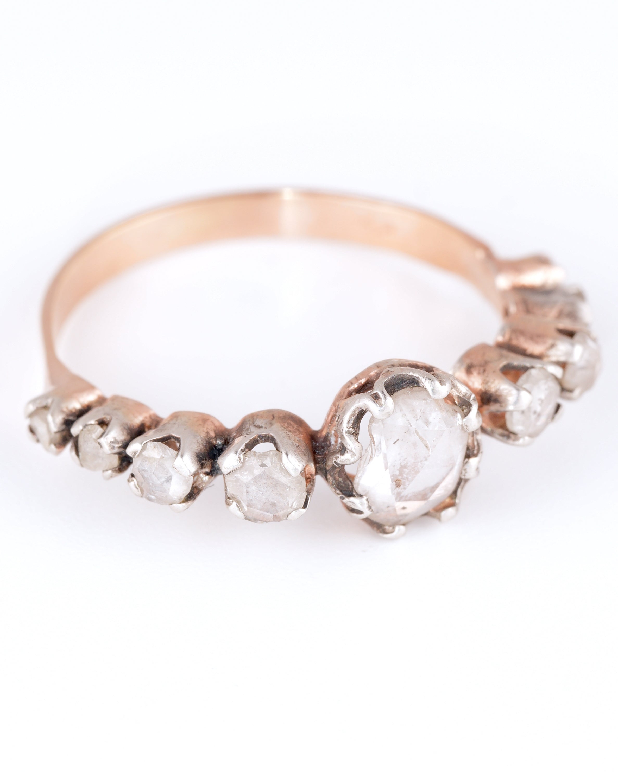 Antiker Diamant-Reihenring in Bicolor-Optik mit historischem Ovalschliff