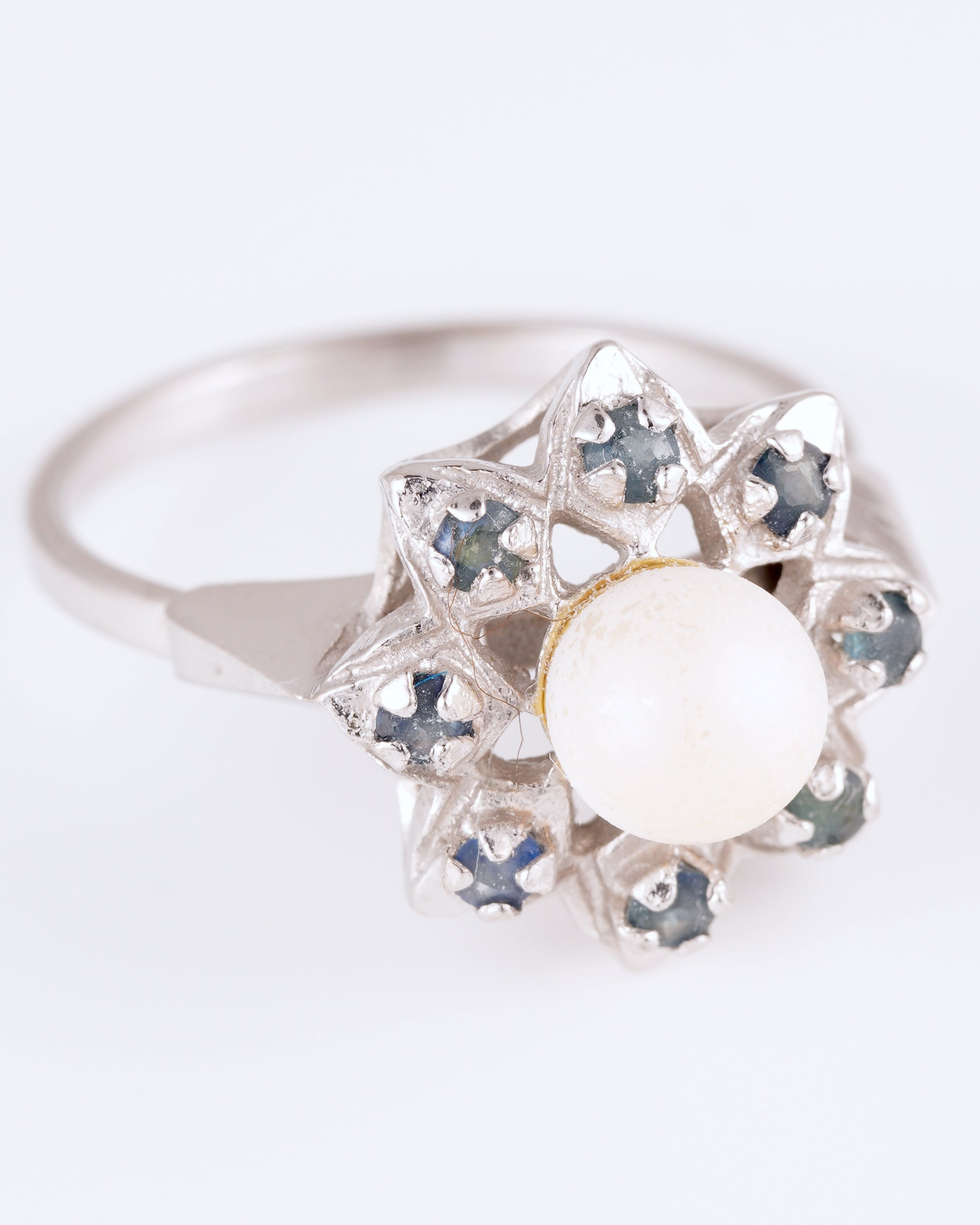 Klassischer Perlenring aus Silber mit blauen Saphiren in Sternfassung