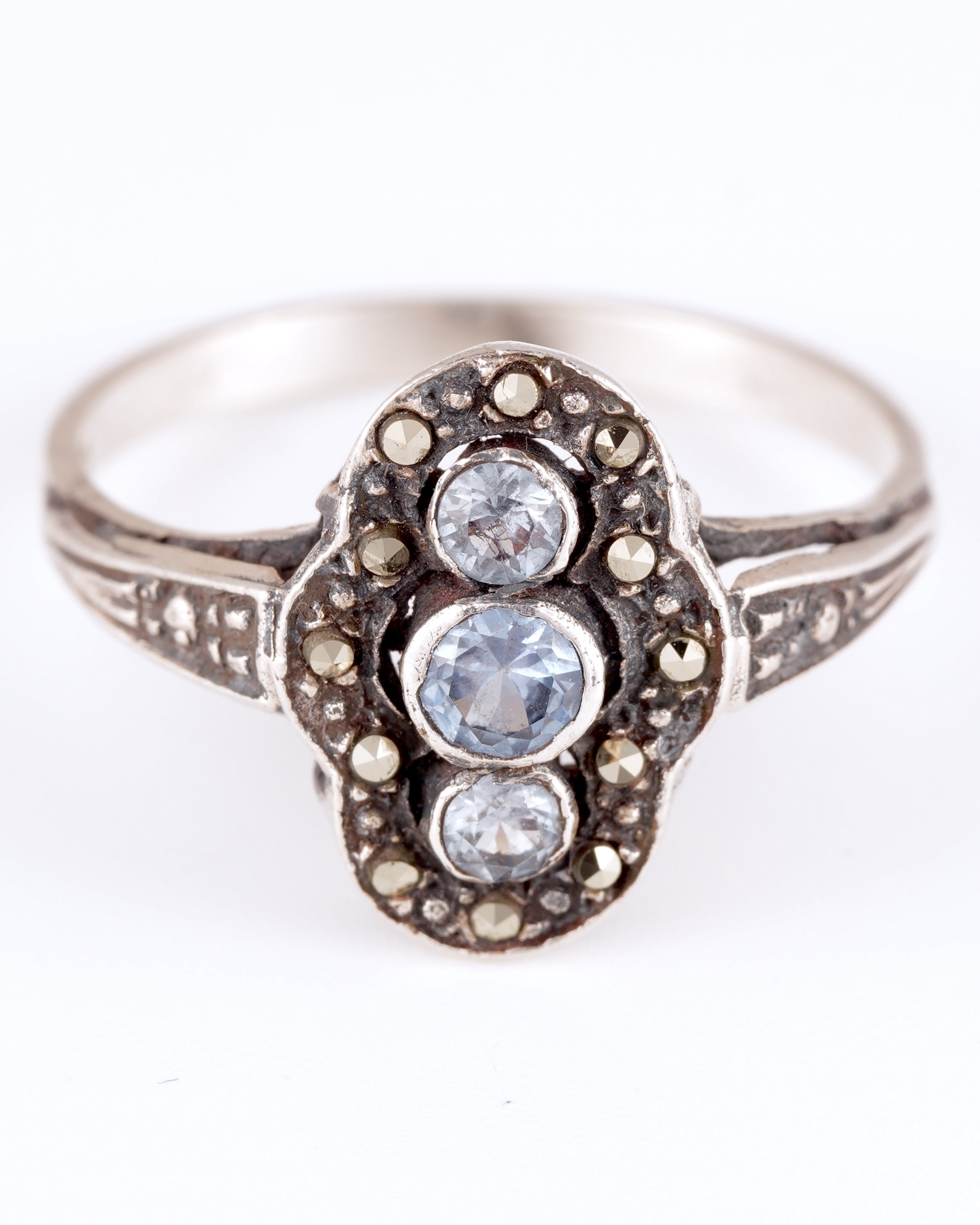 Silberring im Art-Deco-Stil mit hellblauen Steinen und Markasiten