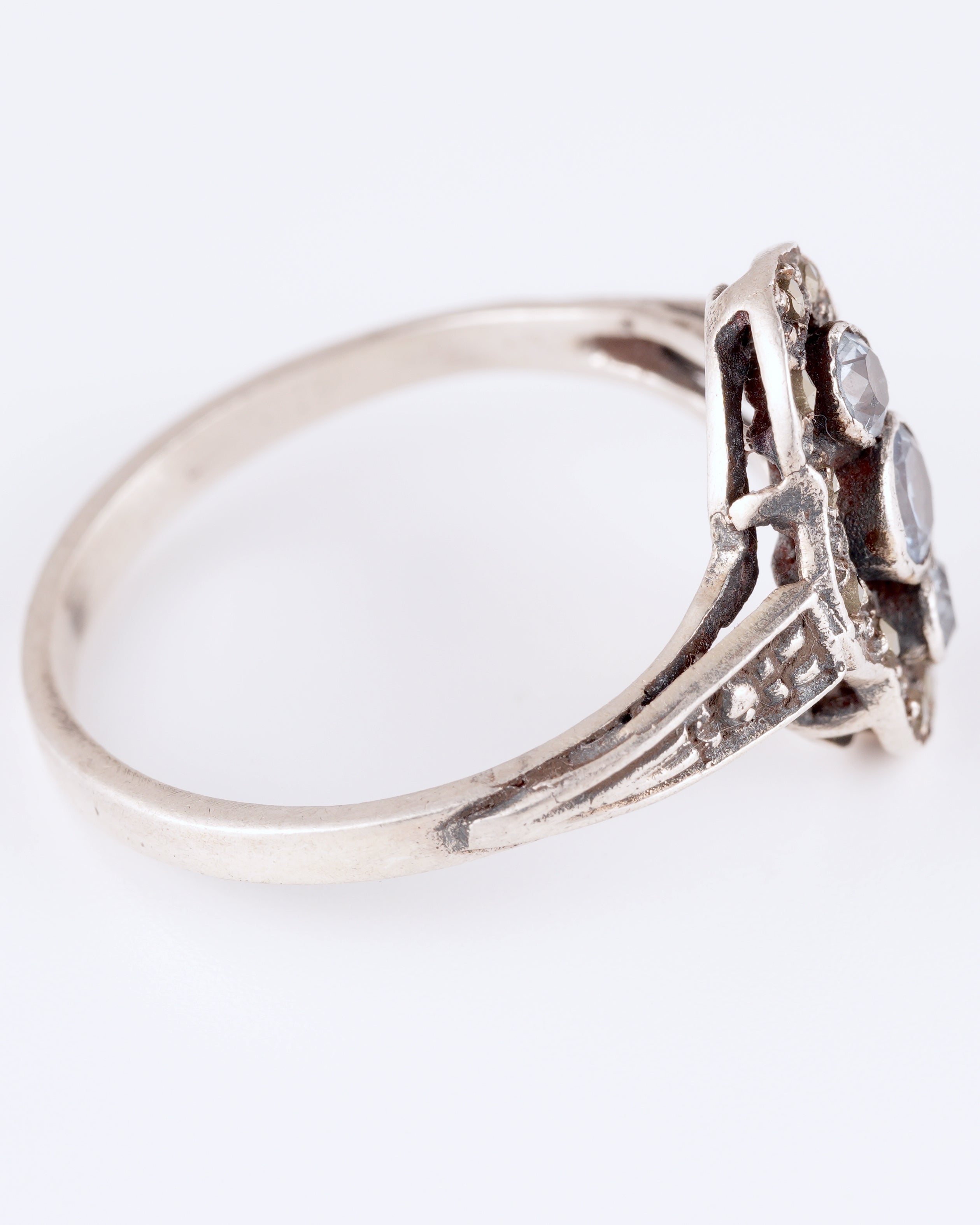 Silberring im Art-Deco-Stil mit hellblauen Steinen und Markasiten