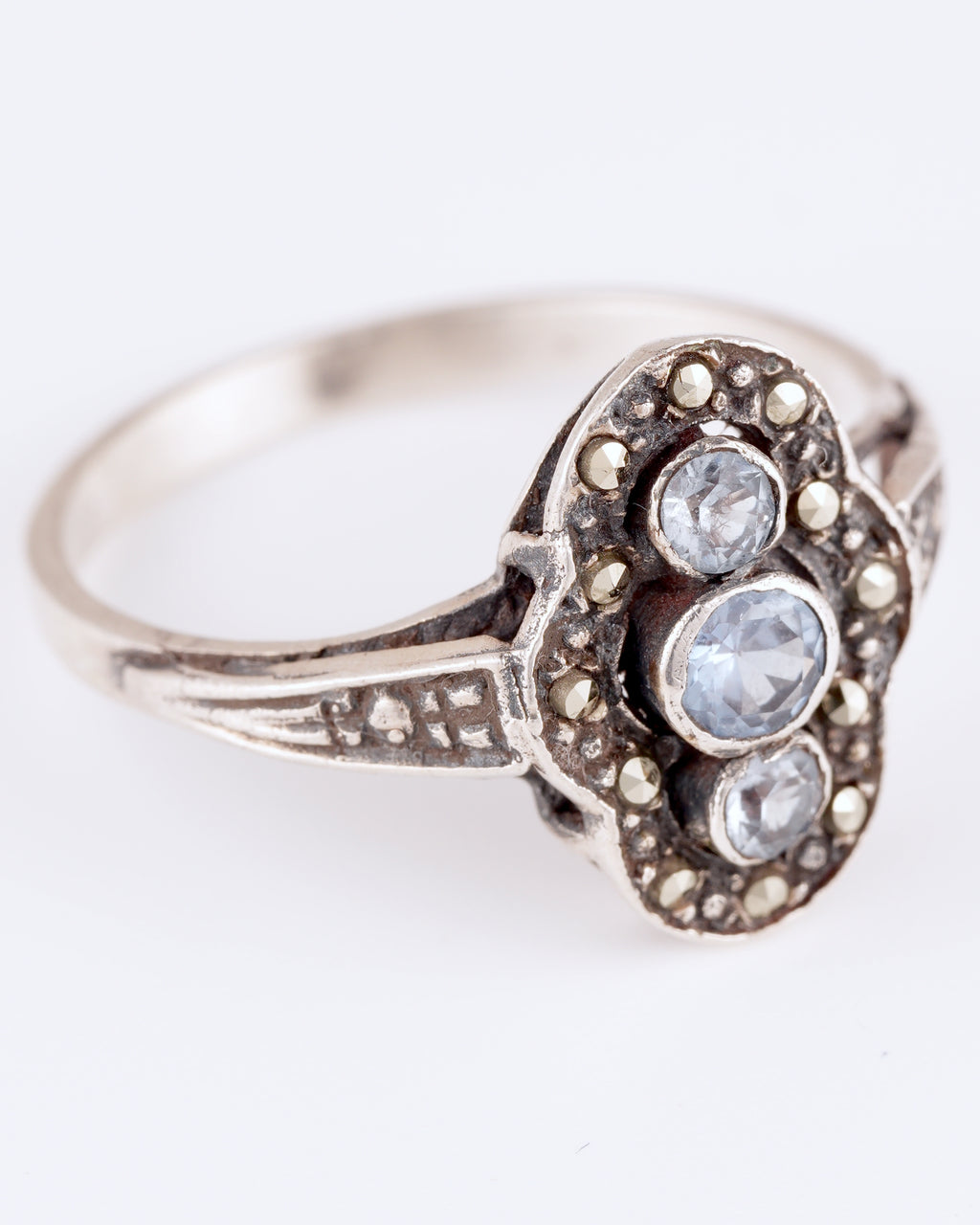 Silberring im Art-Deco-Stil mit hellblauen Steinen und Markasiten