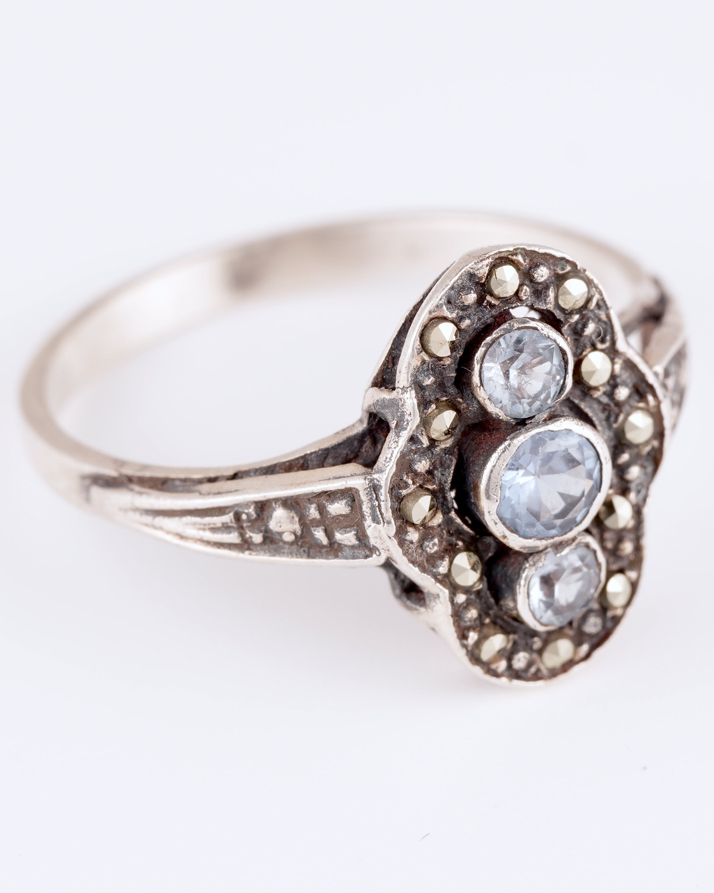 Silberring im Art-Deco-Stil mit hellblauen Steinen und Markasiten