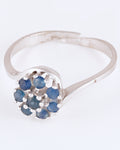 Asymmetrischer Silberring im floralen Design mit saphirblauen Steinen