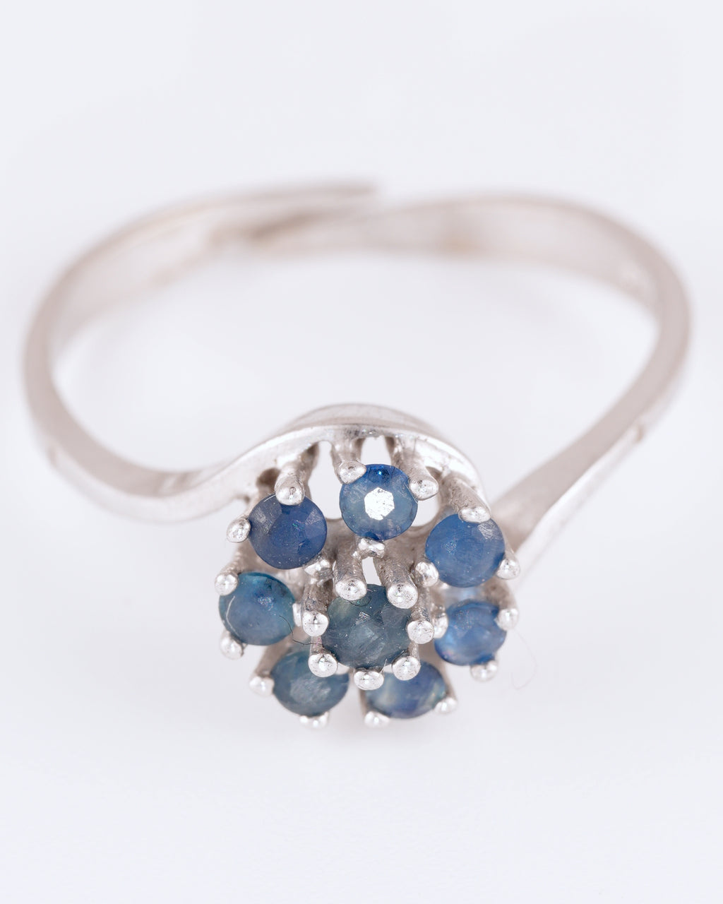 Asymmetrischer Silberring im floralen Design mit saphirblauen Steinen