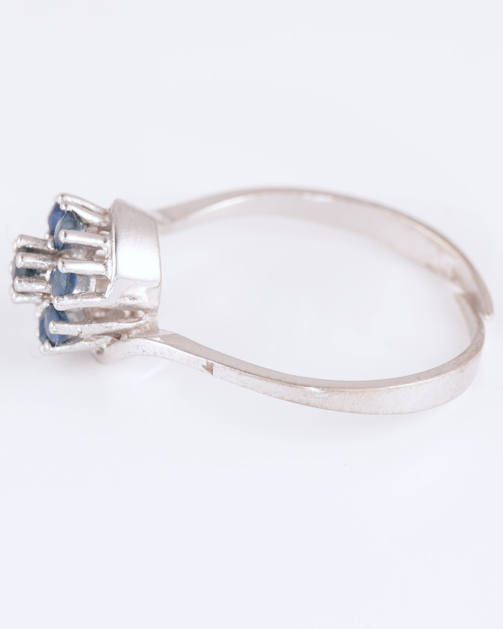 Asymmetrischer Silberring im floralen Design mit saphirblauen Steinen