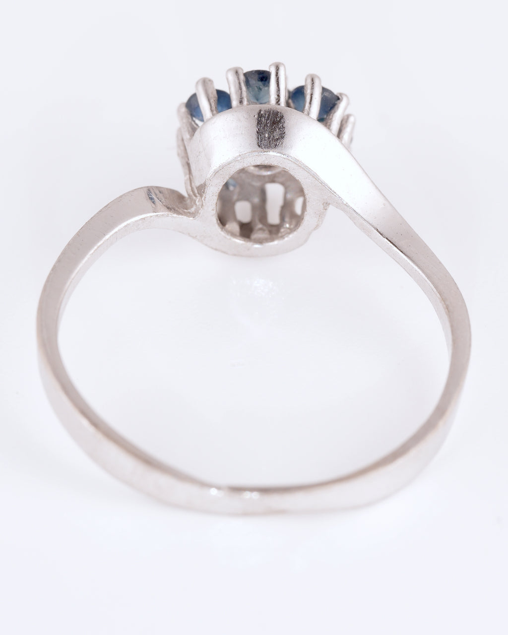 Asymmetrischer Silberring im floralen Design mit saphirblauen Steinen