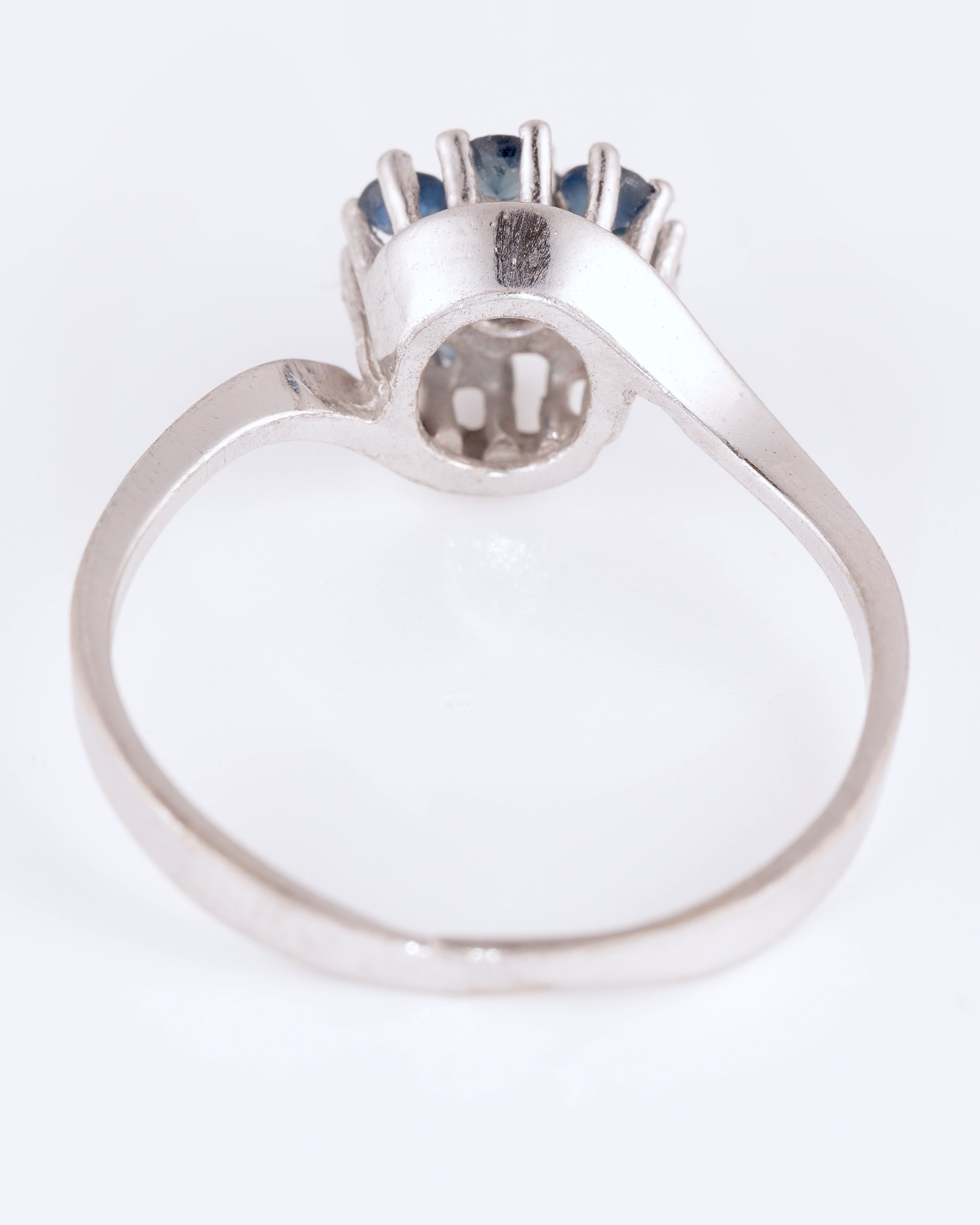 Asymmetrischer Silberring im floralen Design mit saphirblauen Steinen