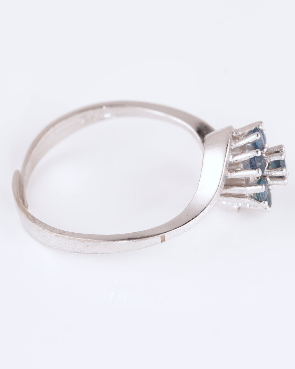 Asymmetrischer Silberring im floralen Design mit saphirblauen Steinen