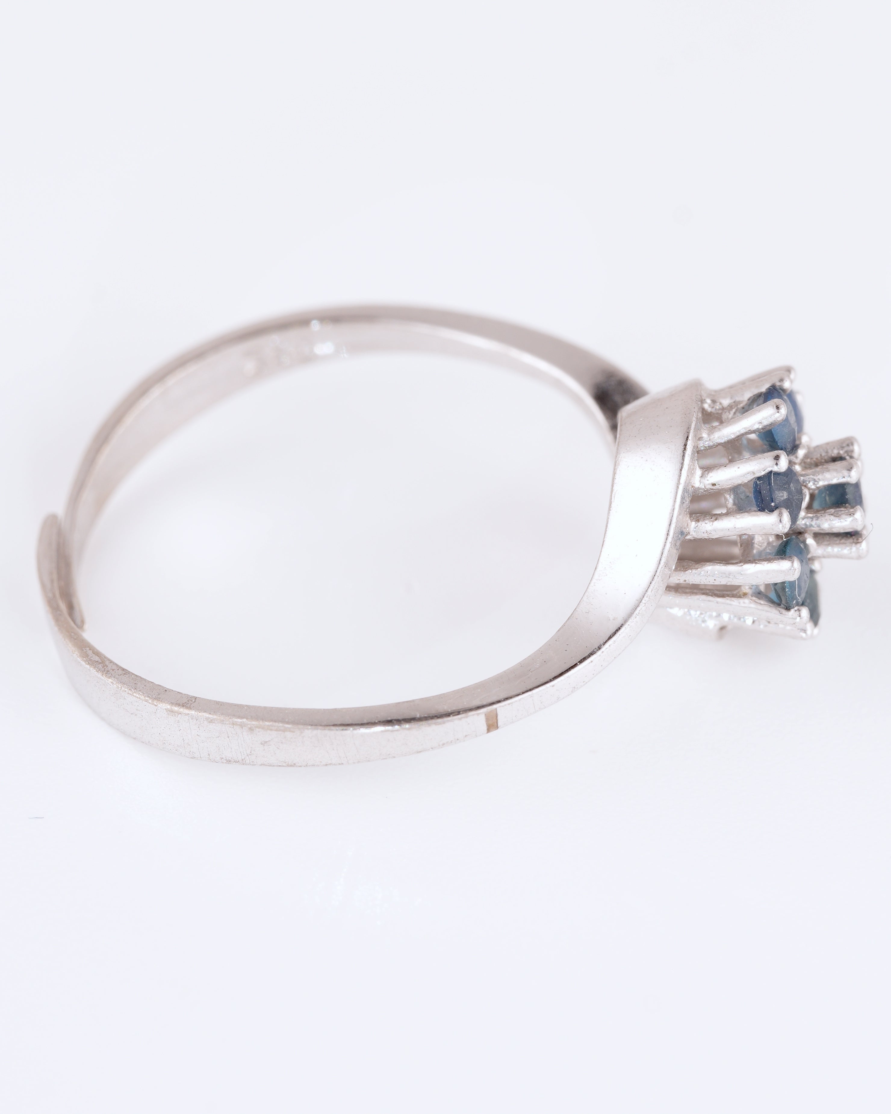 Asymmetrischer Silberring im floralen Design mit saphirblauen Steinen