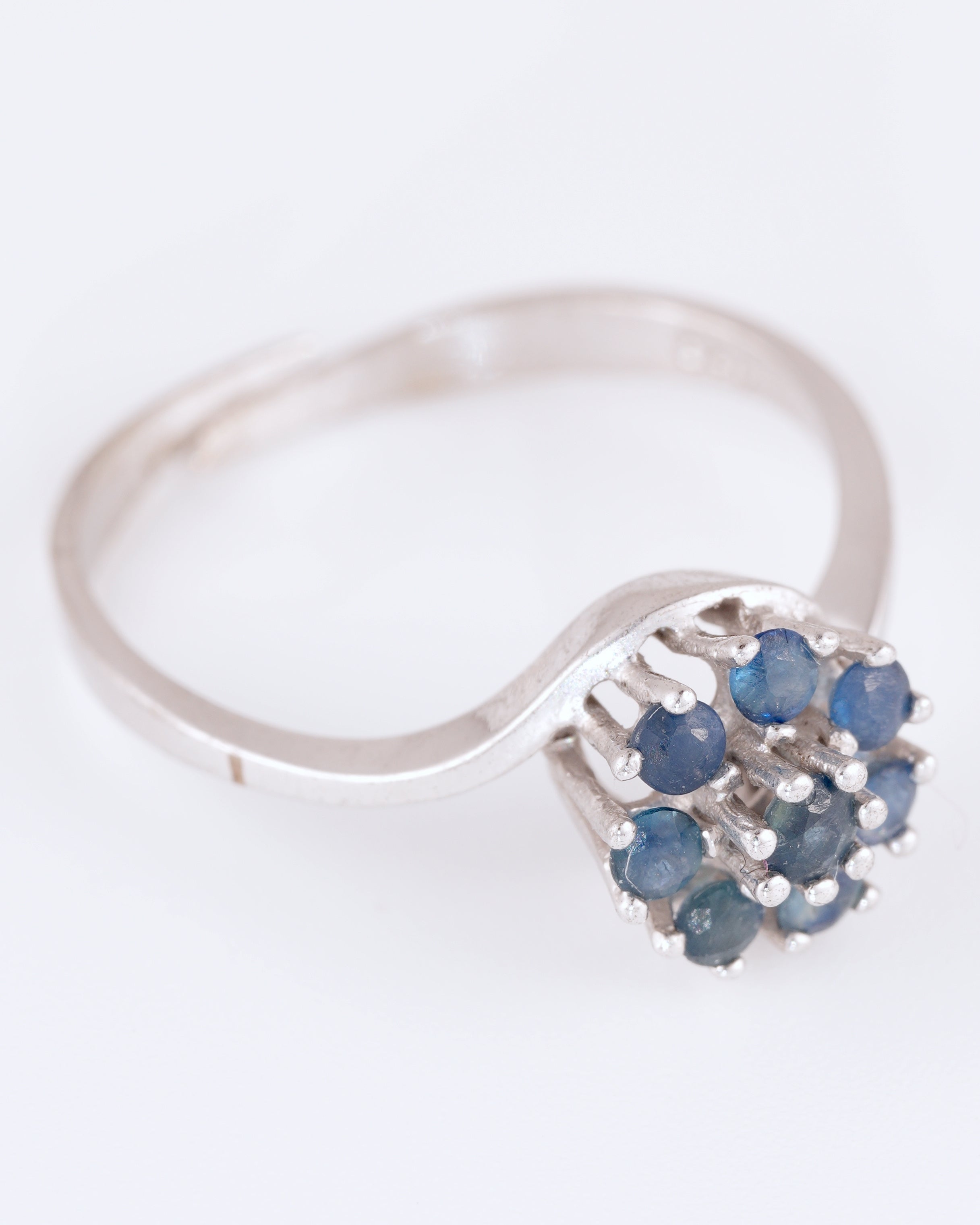 Asymmetrischer Silberring im floralen Design mit saphirblauen Steinen