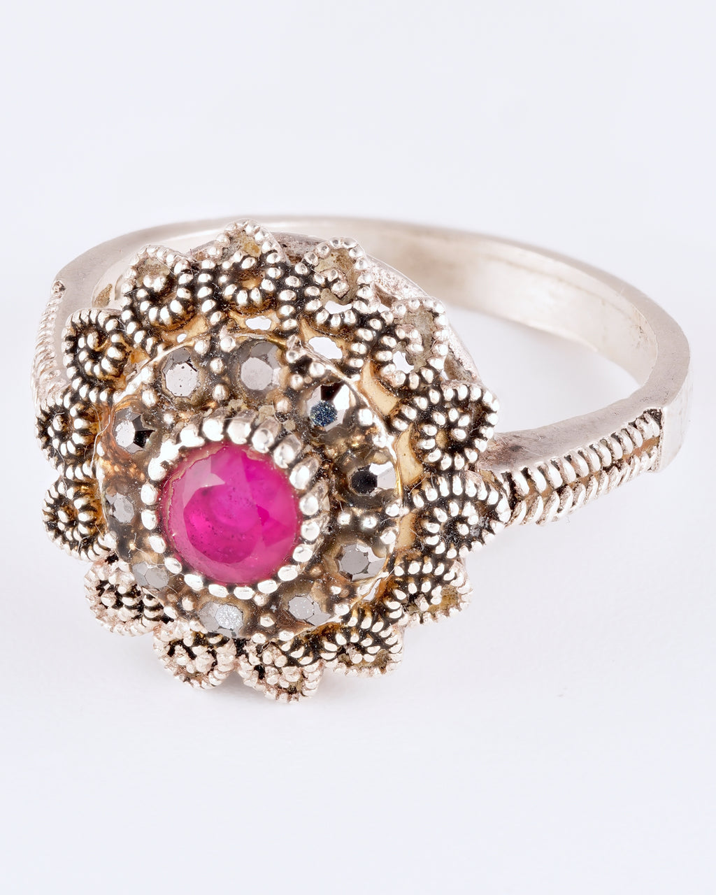 Bezaubernder Vintage-Ring mit filigranem Dekor und leuchtend rotem Zentrum