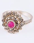 Bezaubernder Vintage-Ring mit filigranem Dekor und leuchtend rotem Zentrum