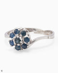 Asymmetrischer Silberring im floralen Design mit saphirblauen Steinen