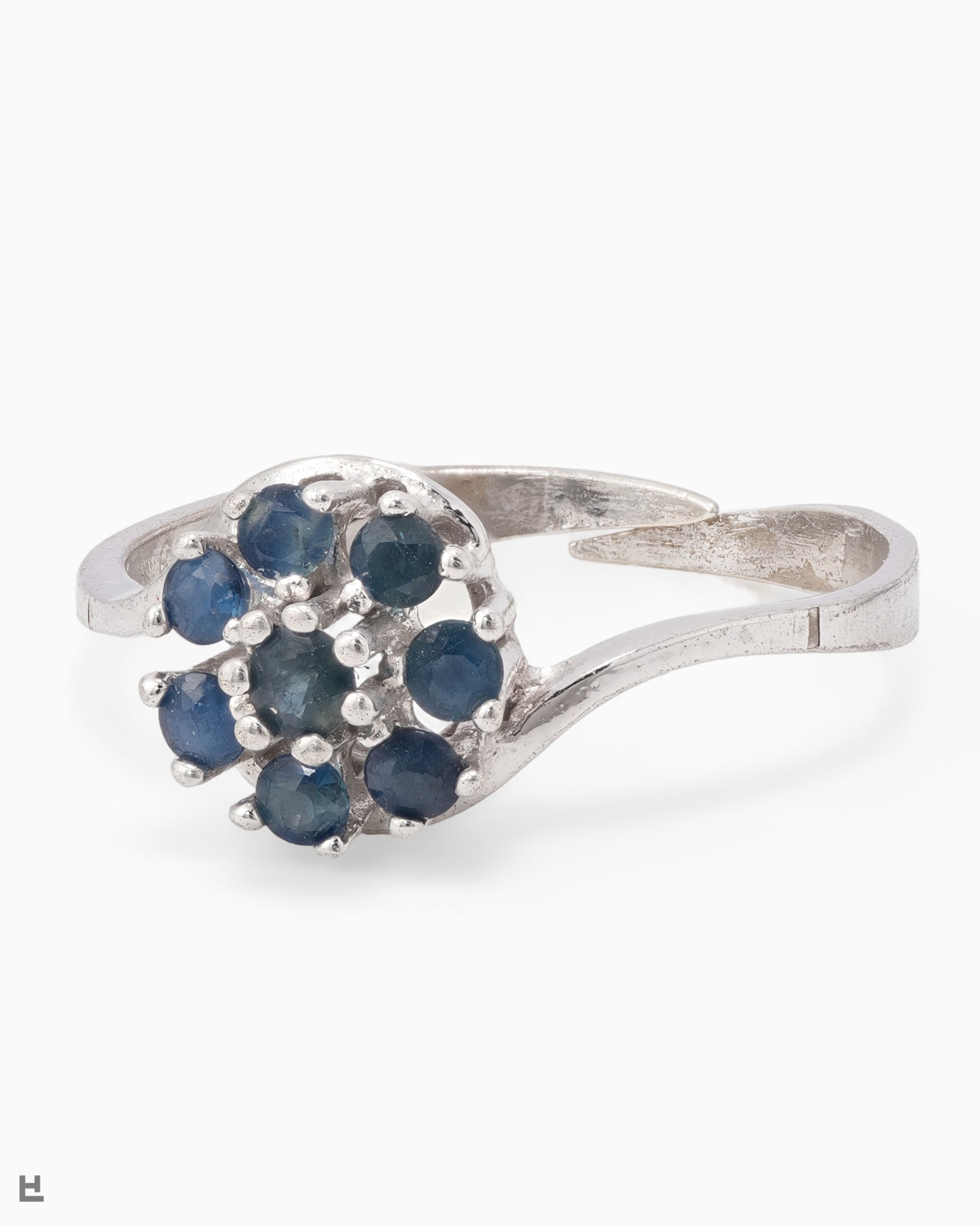 Asymmetrischer Silberring im floralen Design mit saphirblauen Steinen