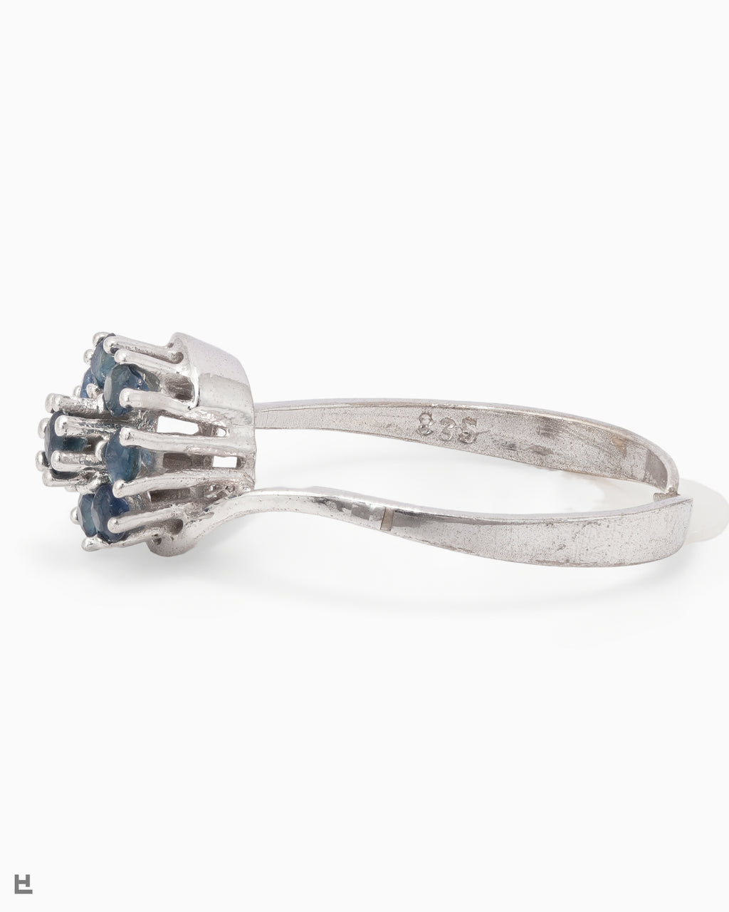 Asymmetrischer Silberring im floralen Design mit saphirblauen Steinen