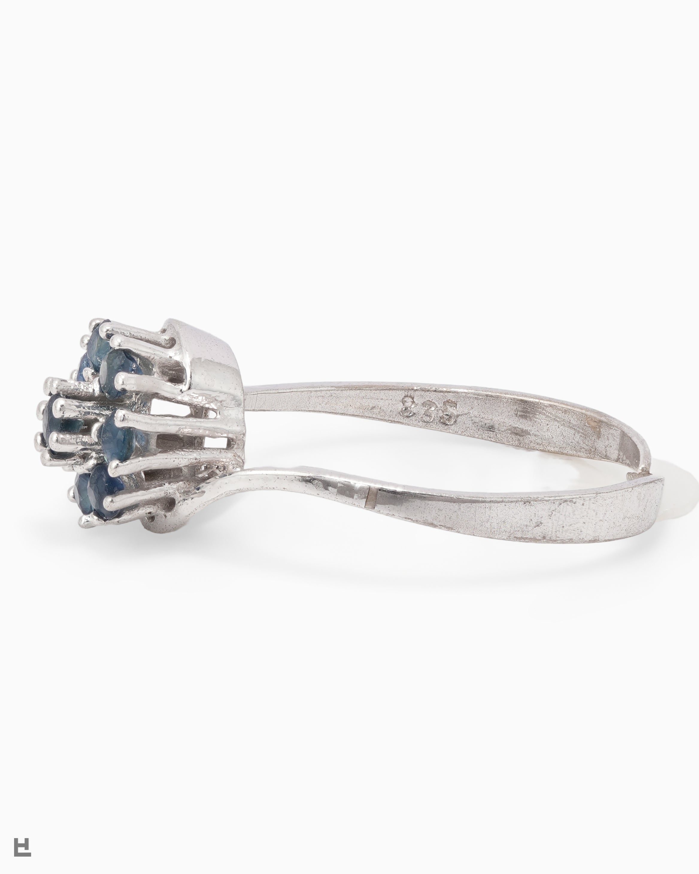 Asymmetrischer Silberring im floralen Design mit saphirblauen Steinen