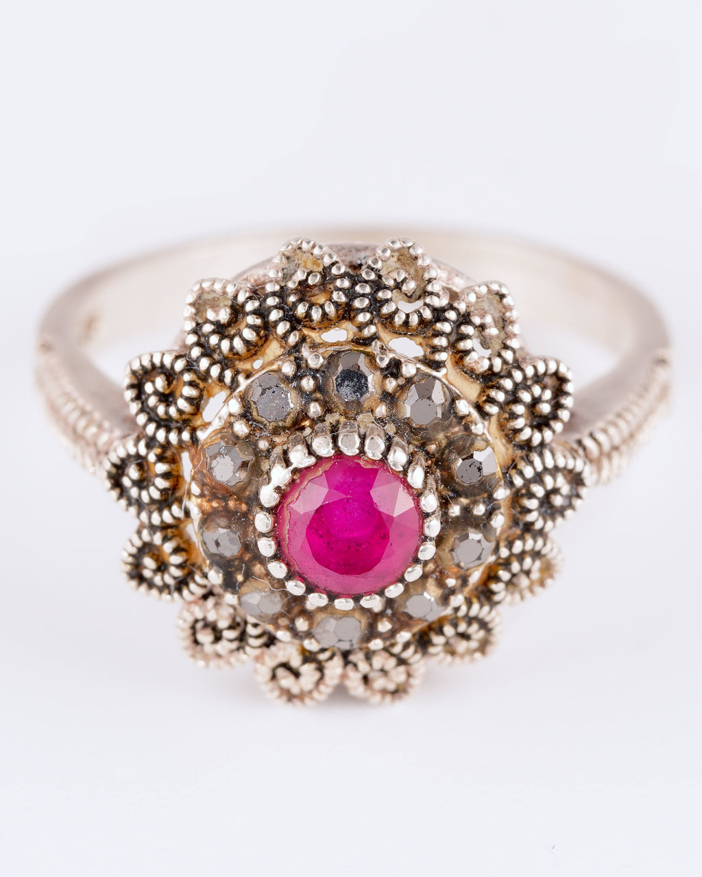 Bezaubernder Vintage-Ring mit filigranem Dekor und leuchtend rotem Zentrum