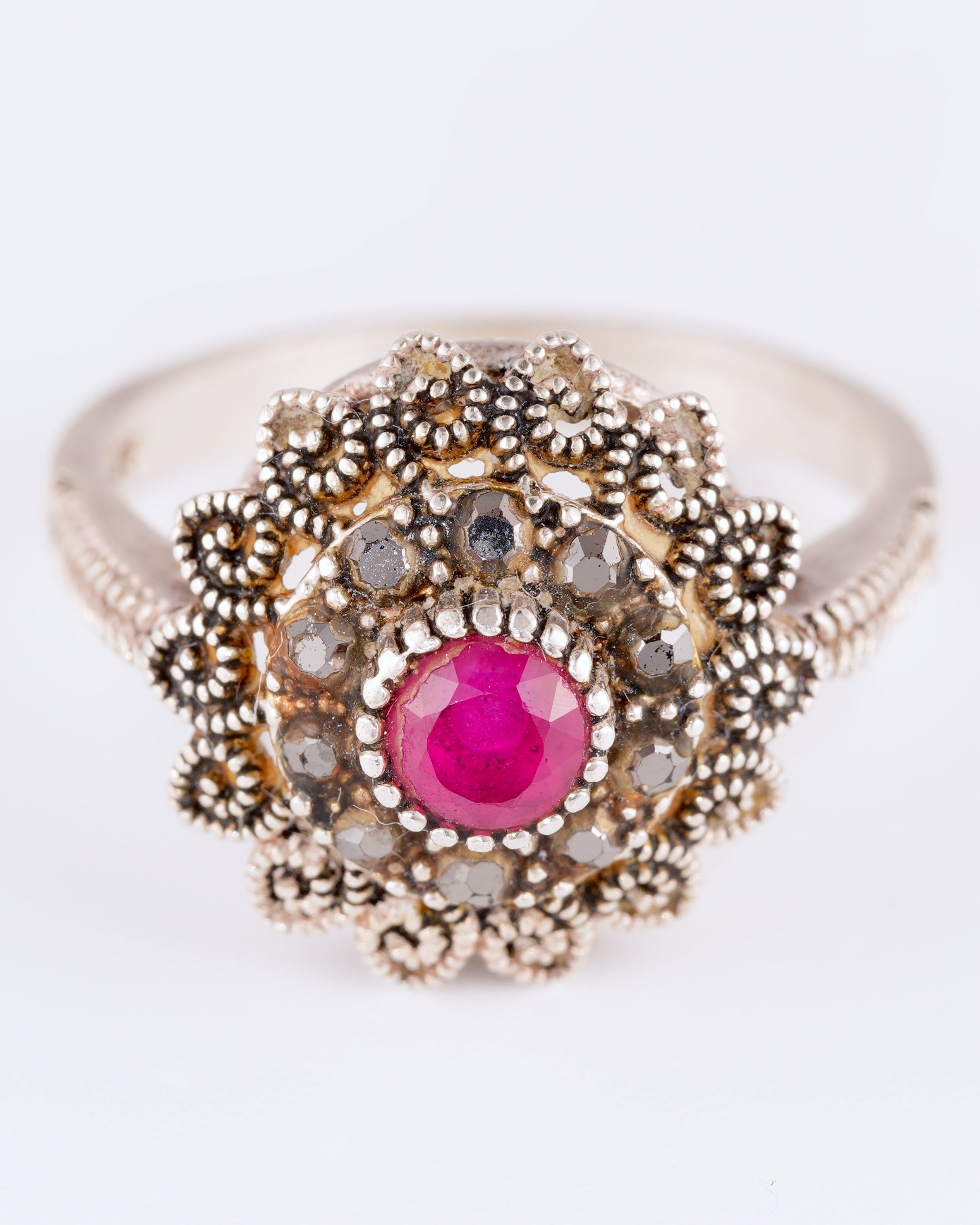 Bezaubernder Vintage-Ring mit filigranem Dekor und leuchtend rotem Zentrum