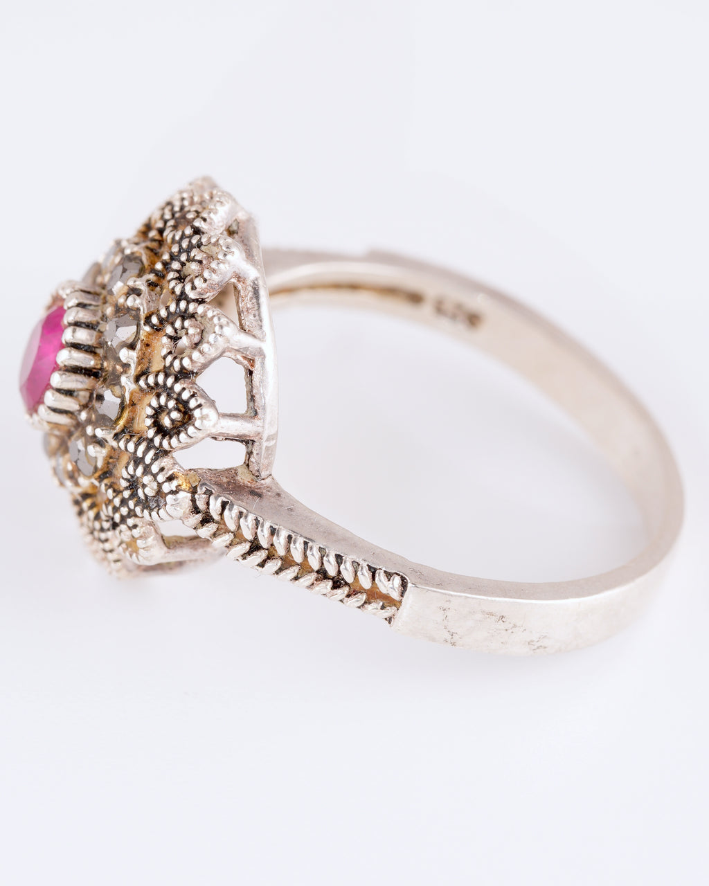 Bezaubernder Vintage-Ring mit filigranem Dekor und leuchtend rotem Zentrum