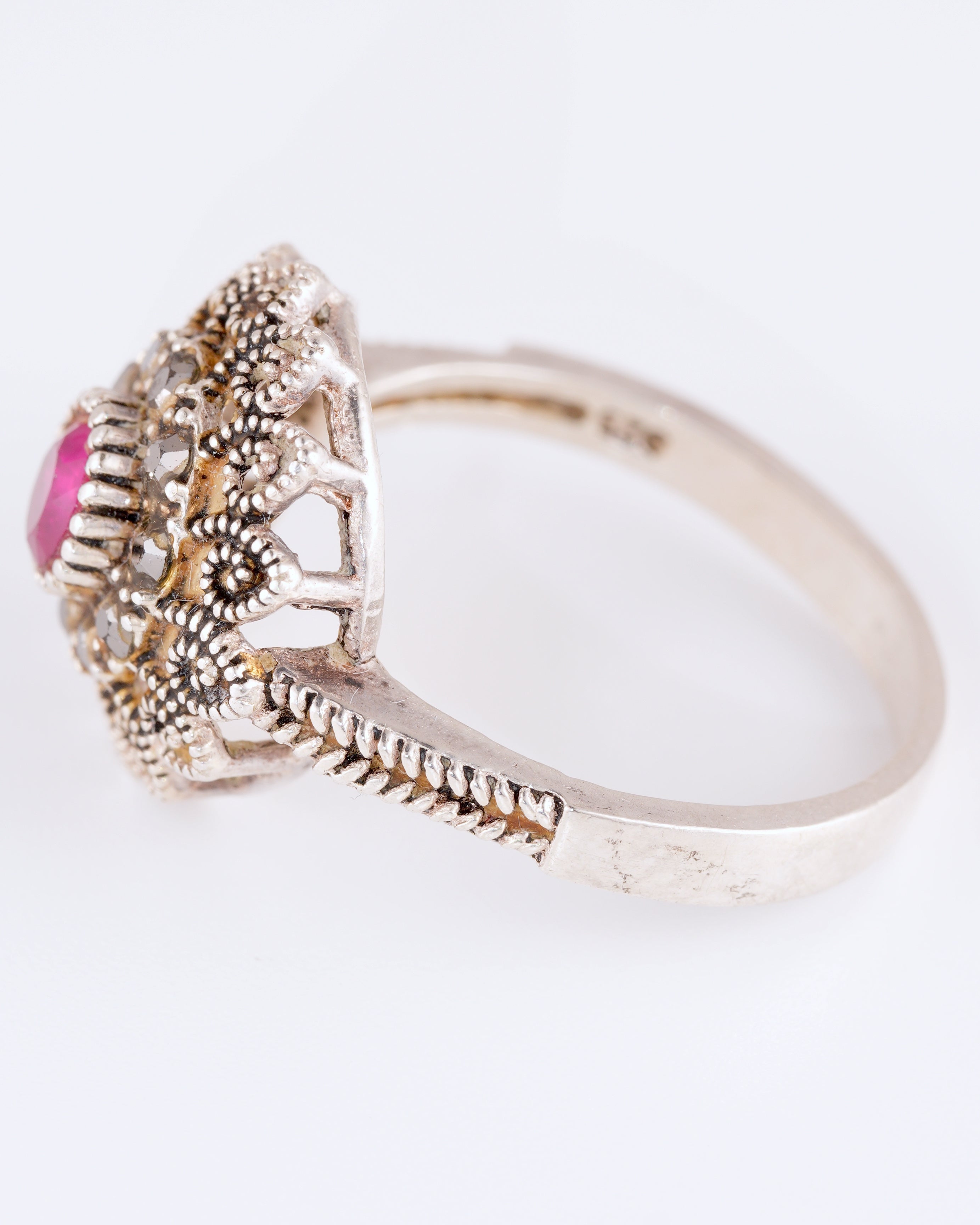 Bezaubernder Vintage-Ring mit filigranem Dekor und leuchtend rotem Zentrum