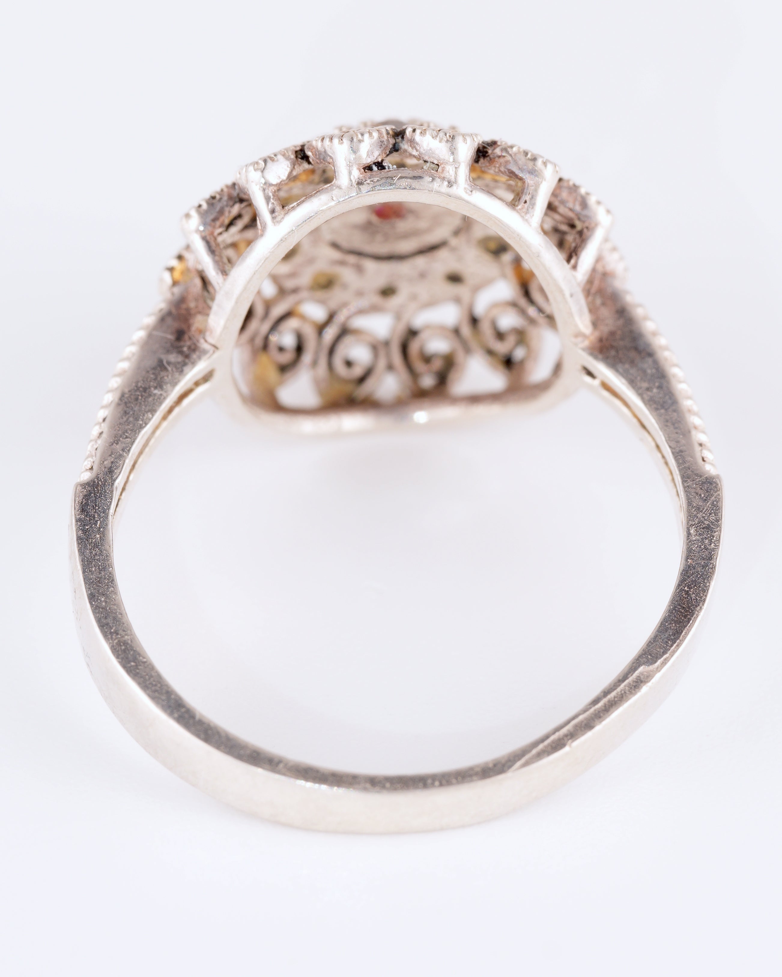 Bezaubernder Vintage-Ring mit filigranem Dekor und leuchtend rotem Zentrum