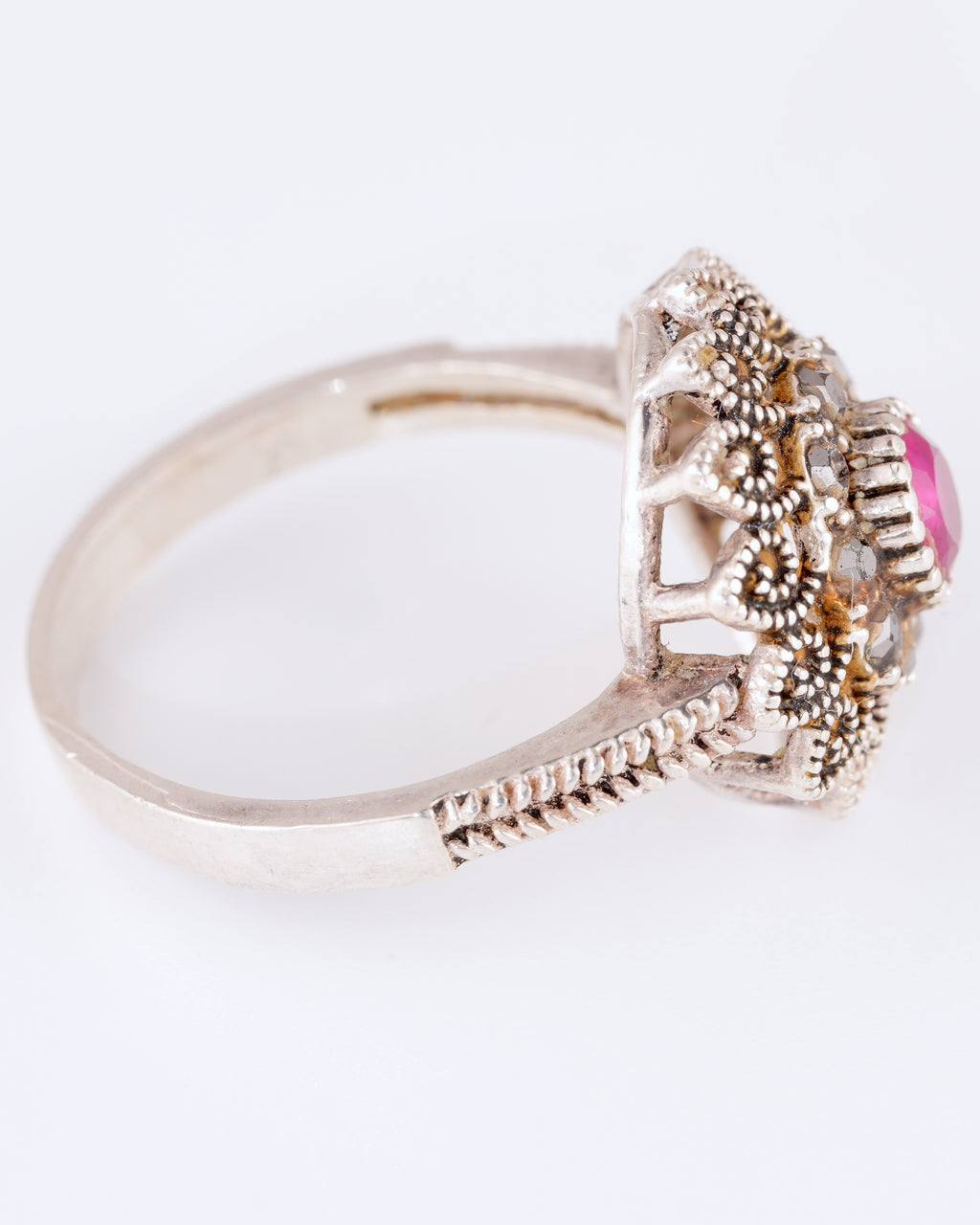 Bezaubernder Vintage-Ring mit filigranem Dekor und leuchtend rotem Zentrum