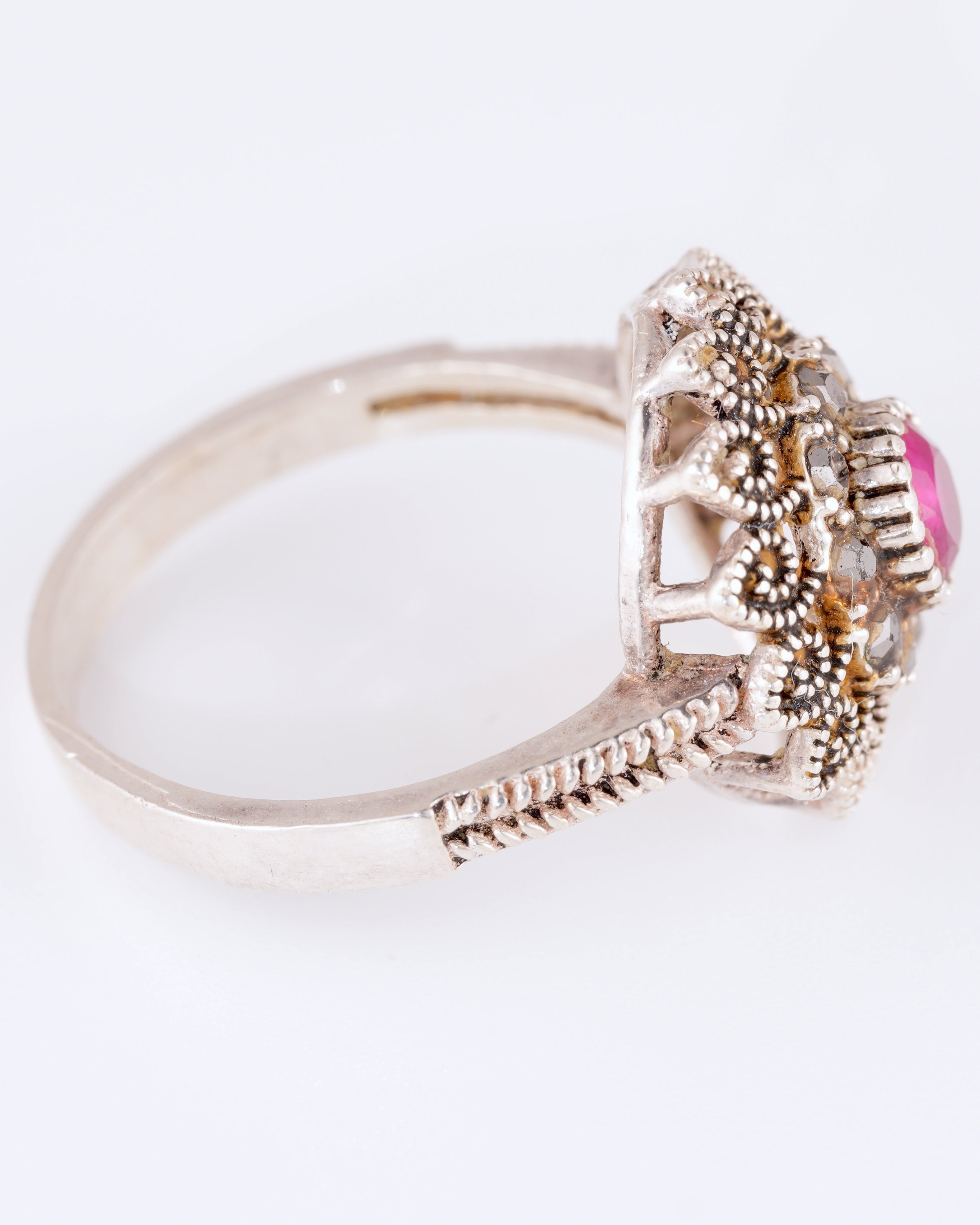 Bezaubernder Vintage-Ring mit filigranem Dekor und leuchtend rotem Zentrum